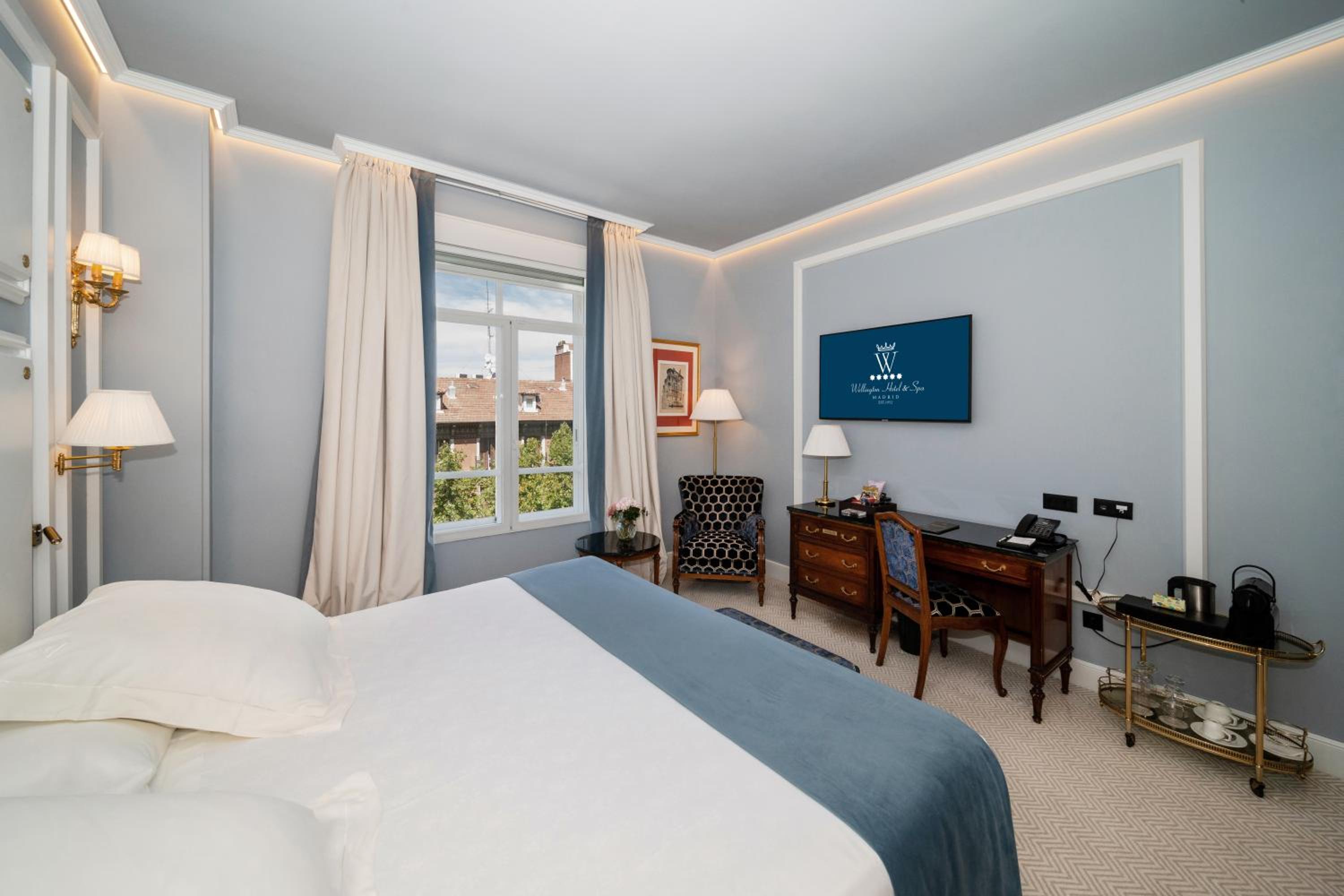 Superior Double Room with City View - Photo 4