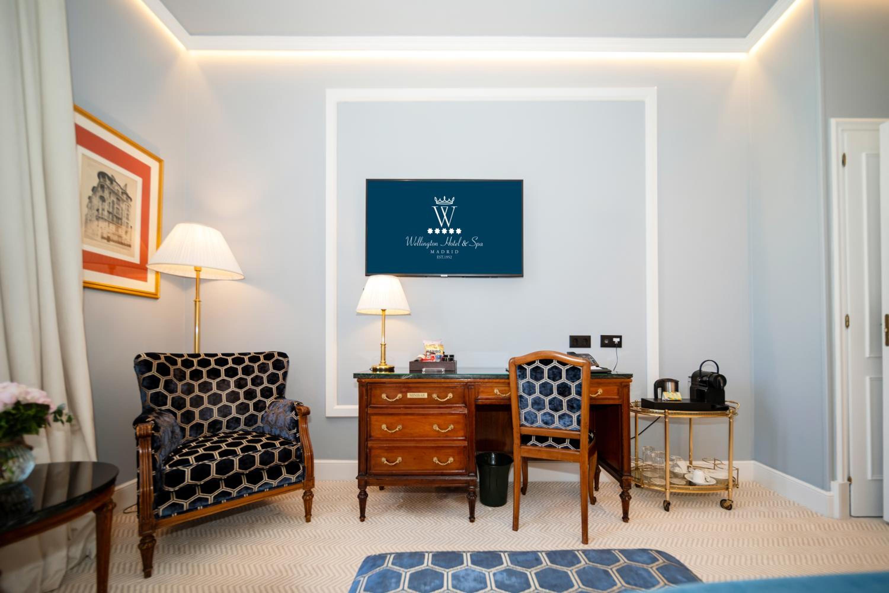 Superior Double Room with City View - Photo 3
