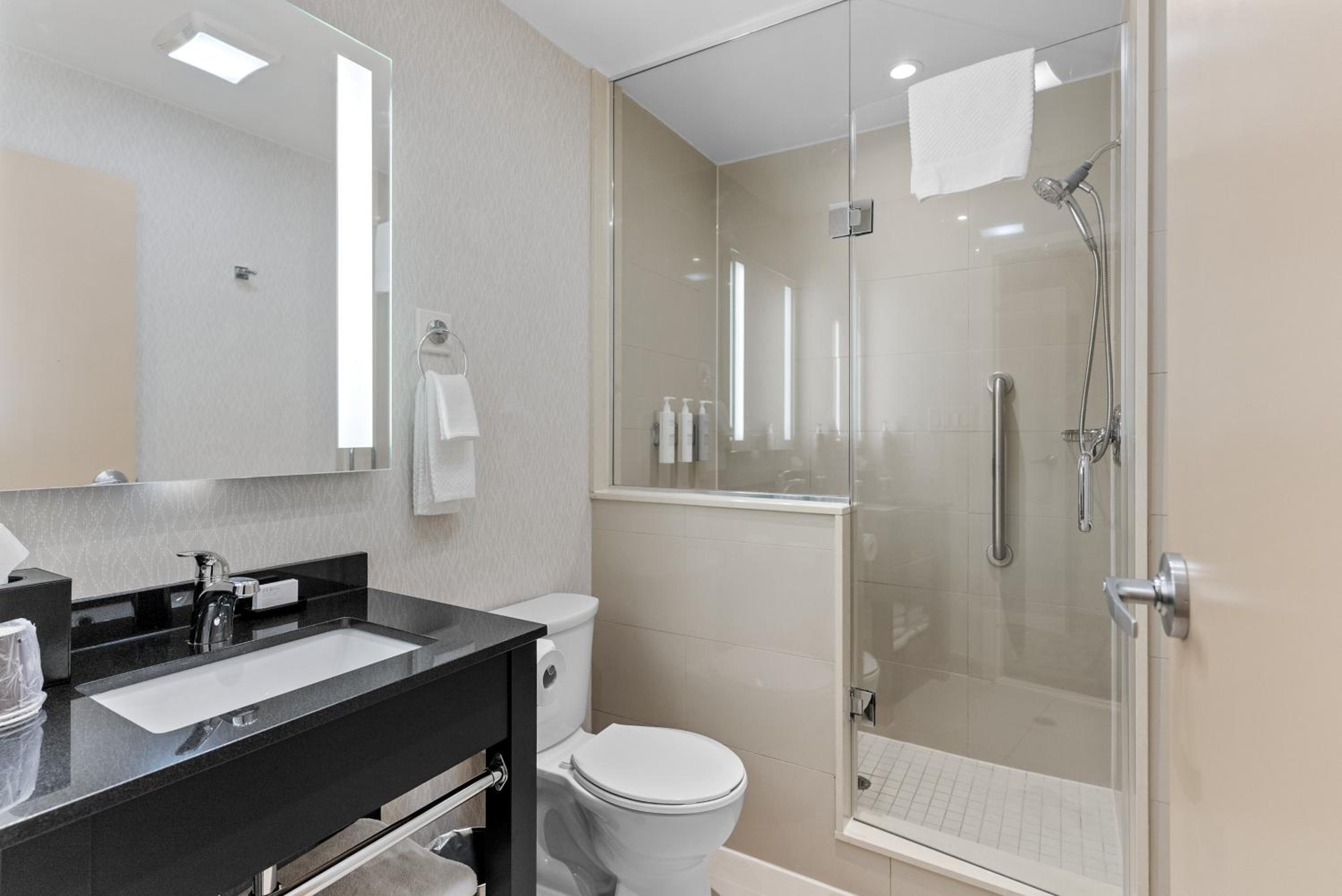 Queen Suite with Two Double Beds and Horseshoe Falls View