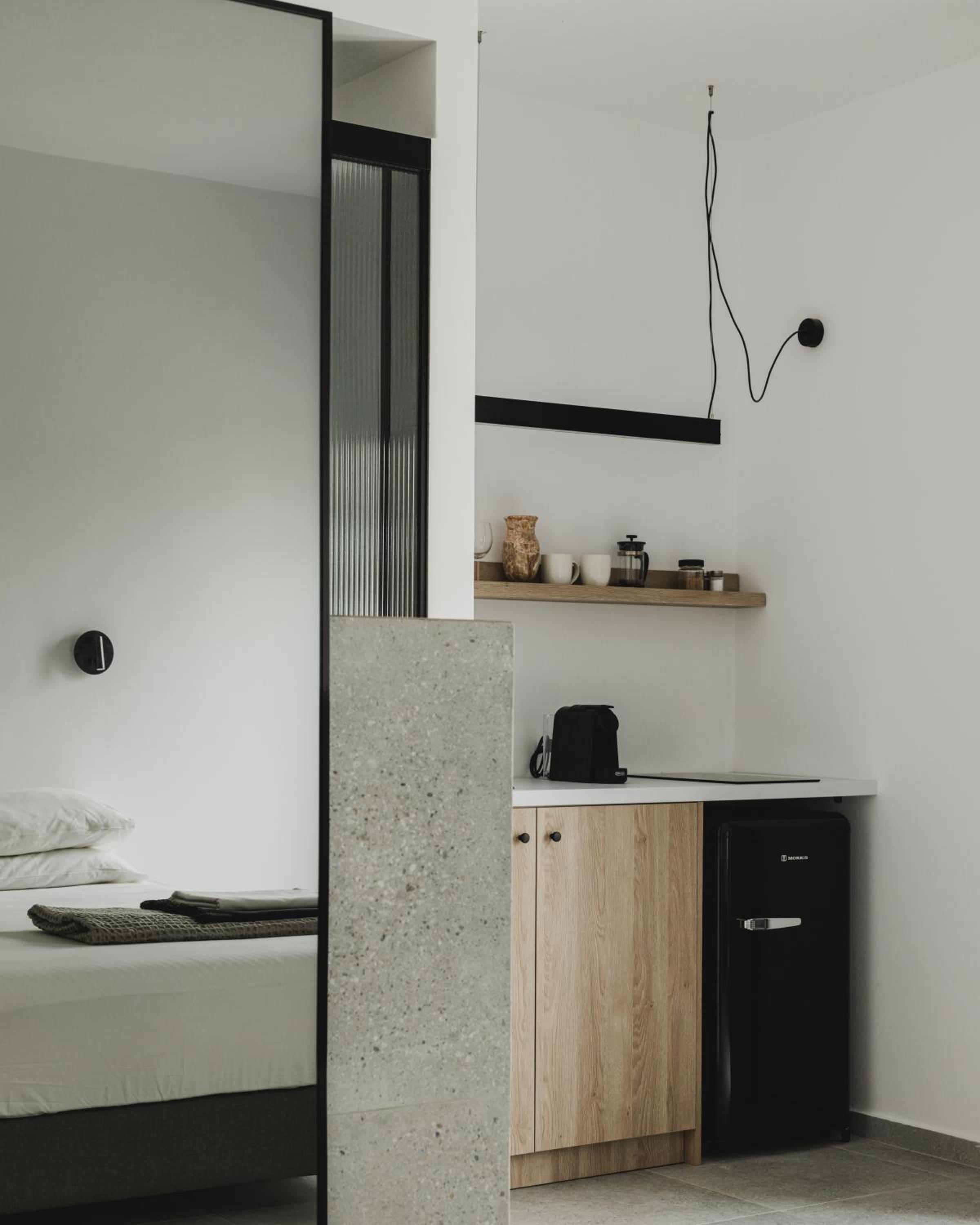Deluxe King Room - Photo 8