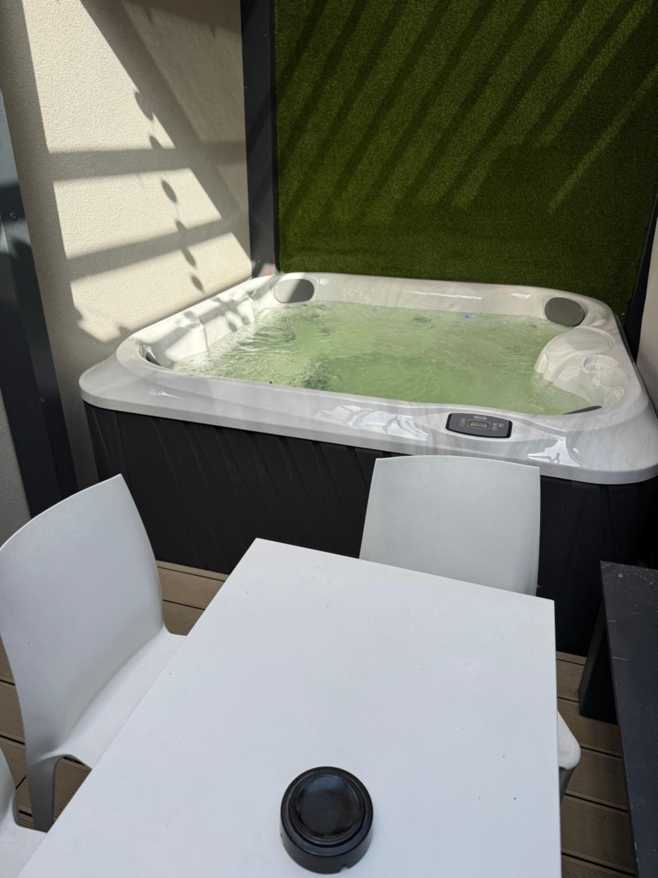 Family Room with Private Jacuzzi photo 2