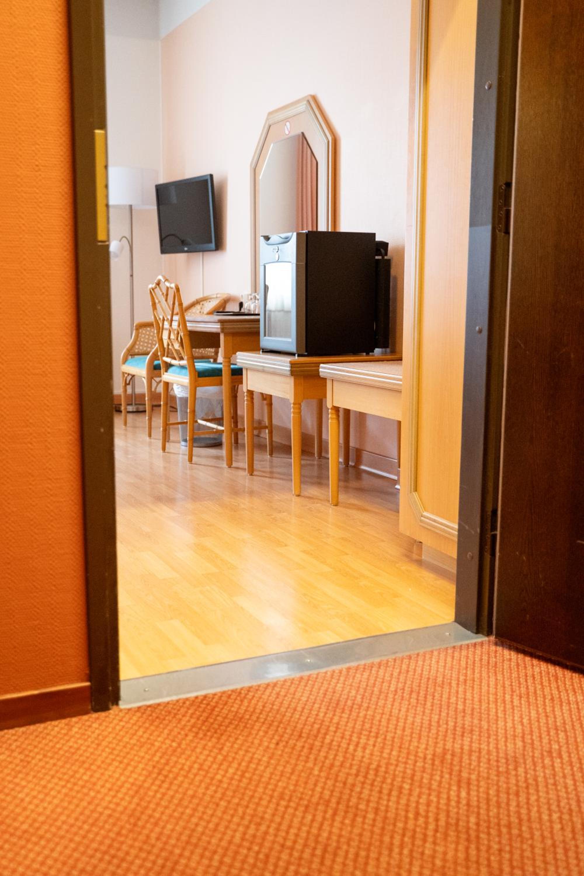 Twin Room - Disability Access photo 3