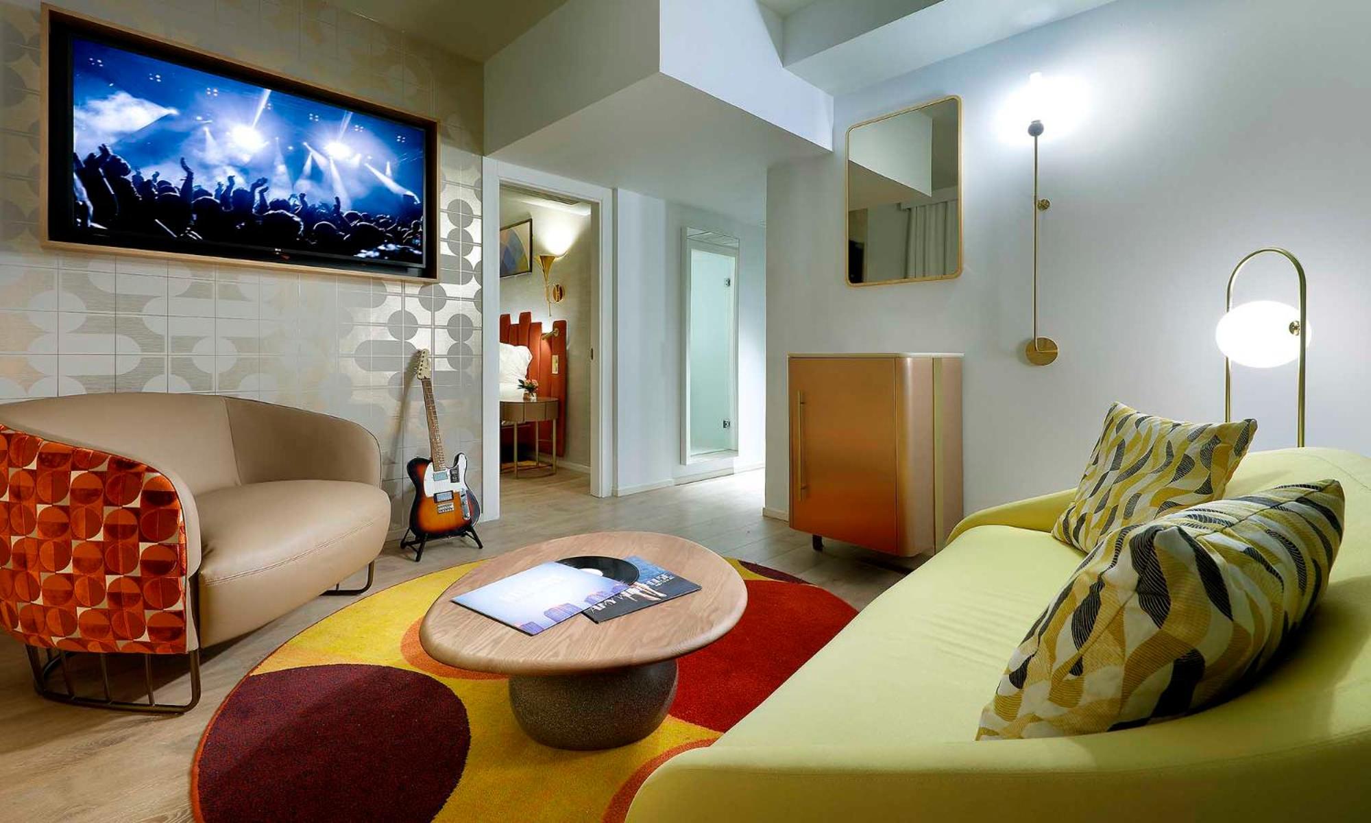 Suite with Balcony thumbnail 5