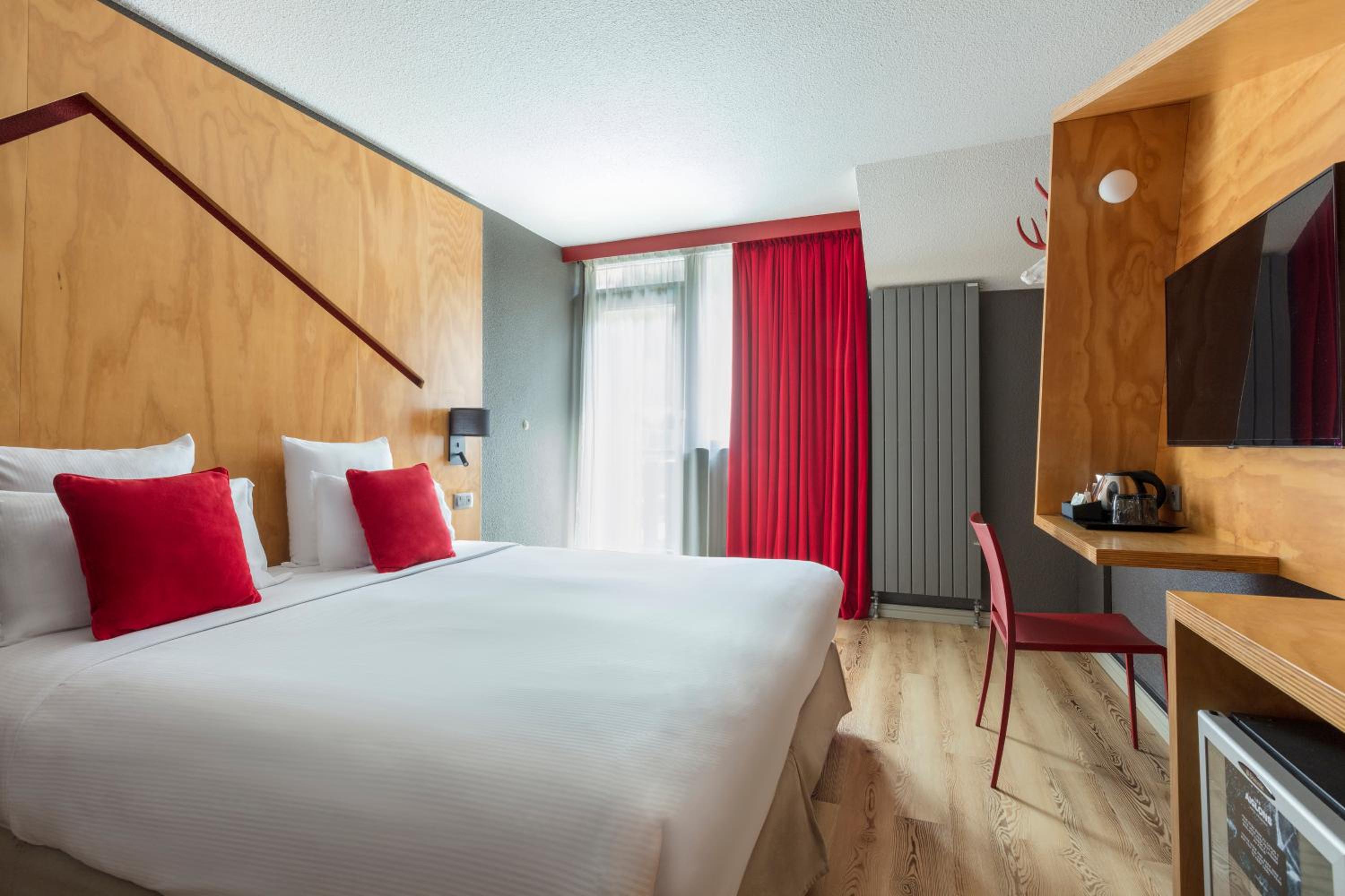 Classic Room with Balcony and Mont-Blanc View - Photo 3