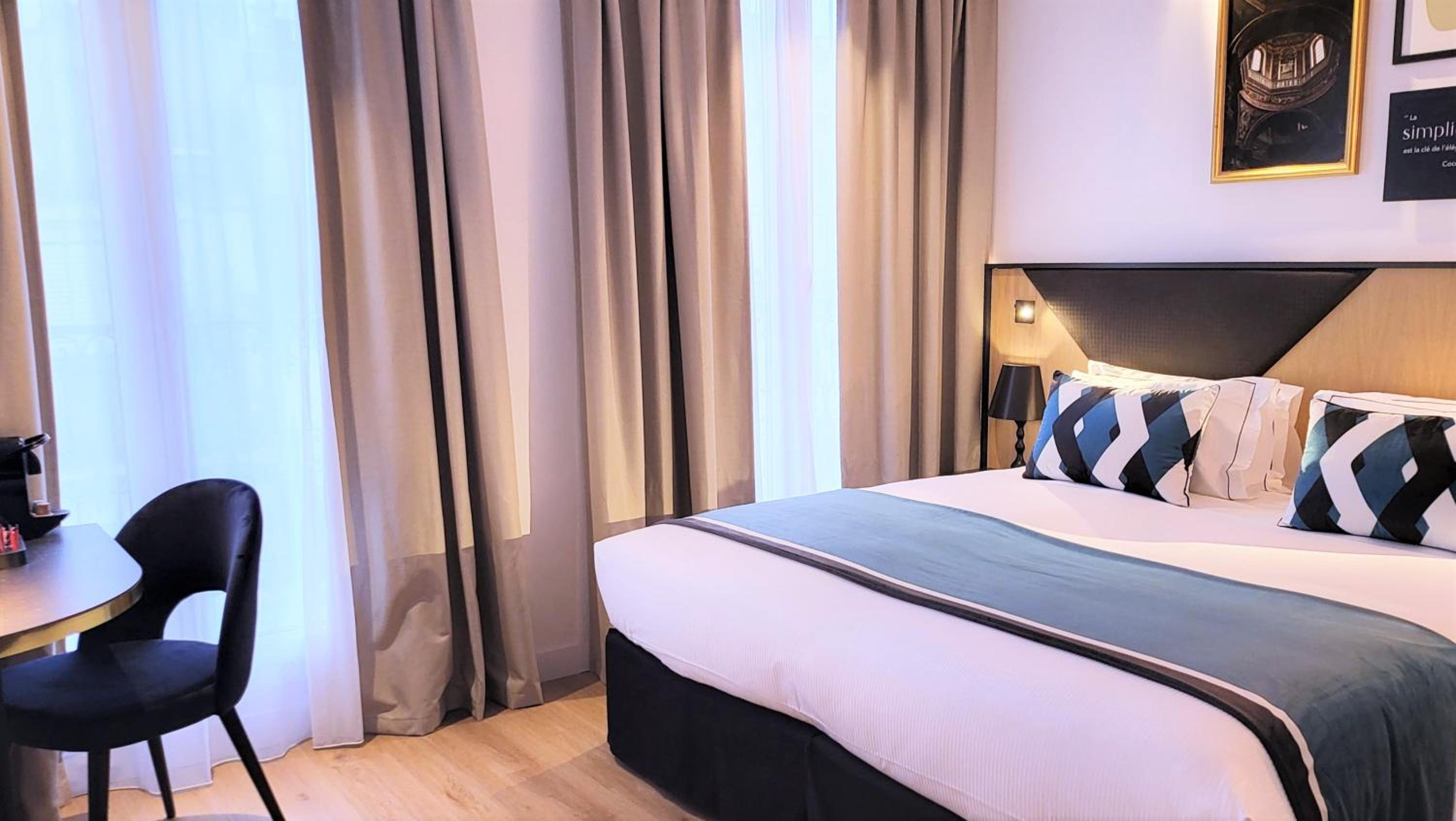 Superior Double Room with Pool Access thumbnail 5