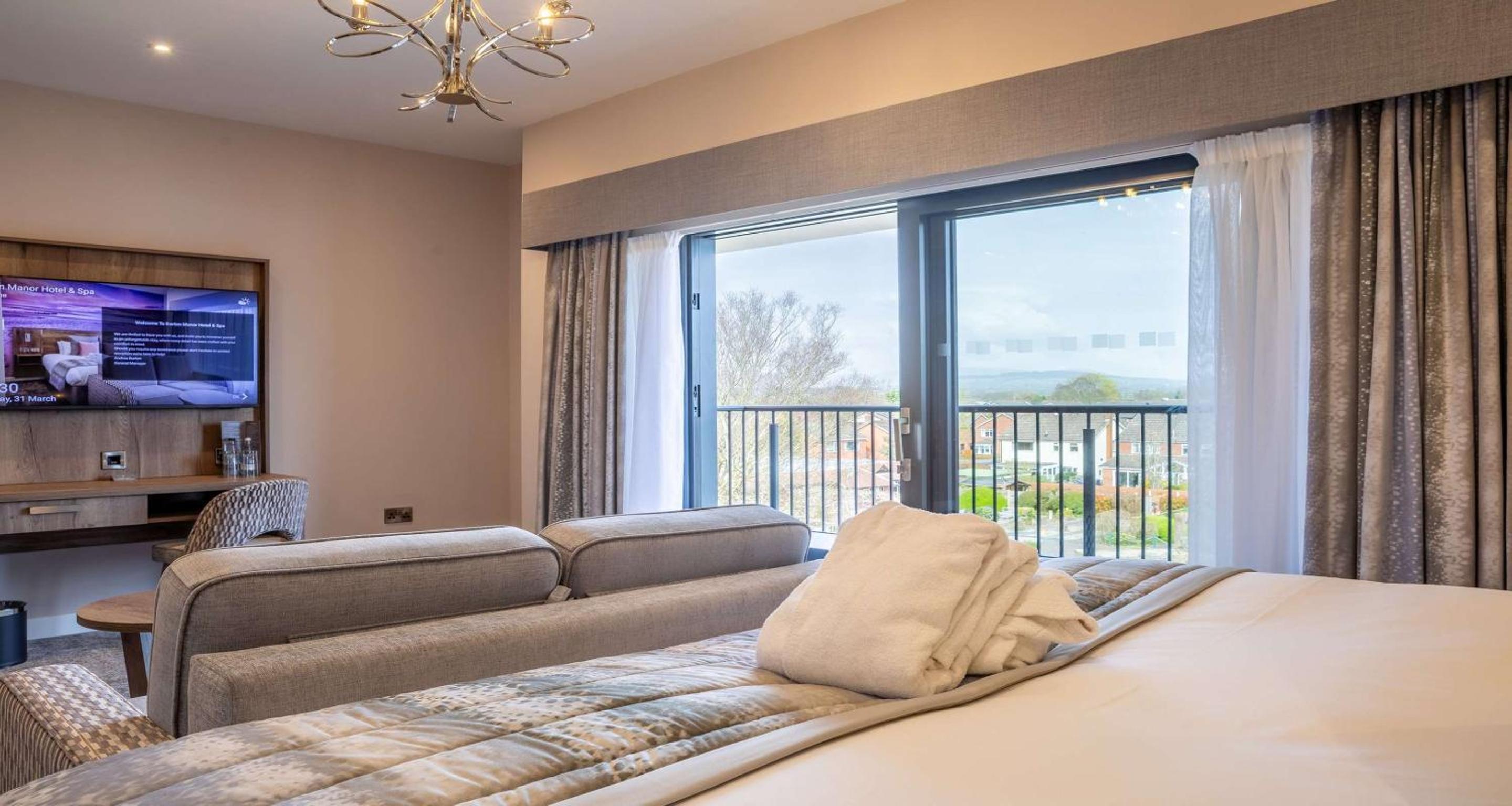 Junior King Suite with Balcony and Garden View - Non-Smoking - Photo 2