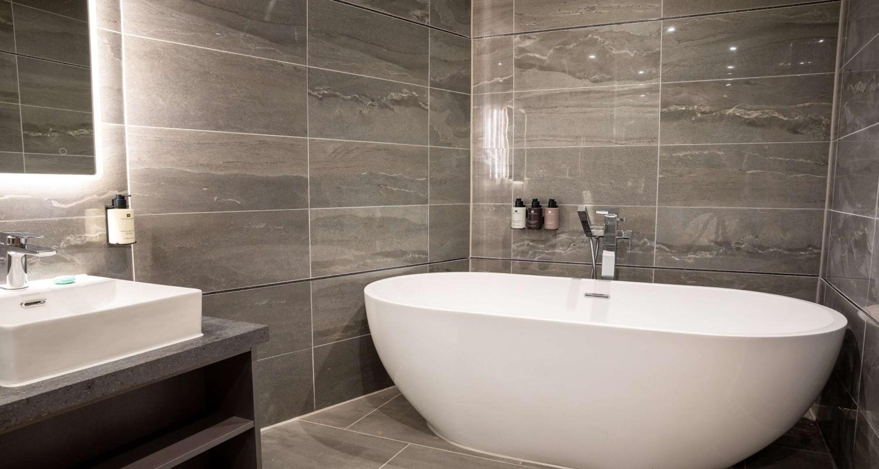 King Suite with Bath Tub and Balcony - Garden View/Non-Smoking - Photo 3