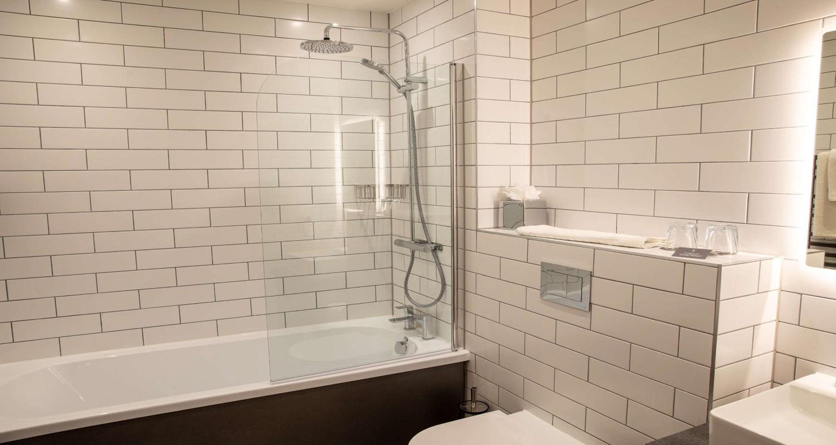 Executive King Room with Bath Tub and Balcony - Garden View/Non-Smoking - Photo 3