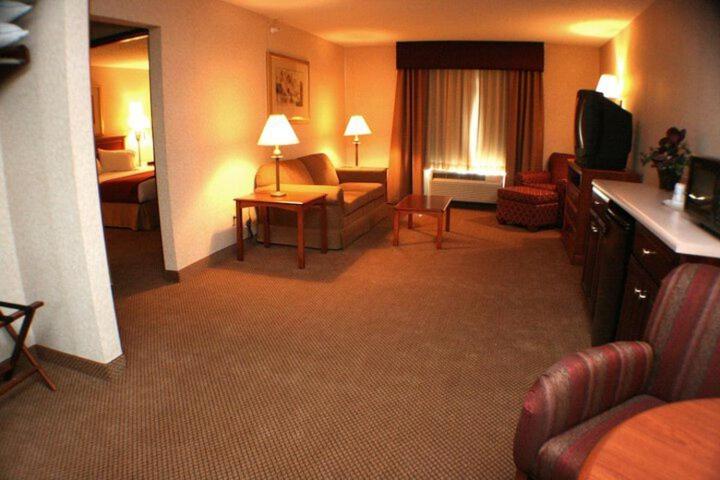 One-Bedroom Honeymoon King Suite - Non-Smoking