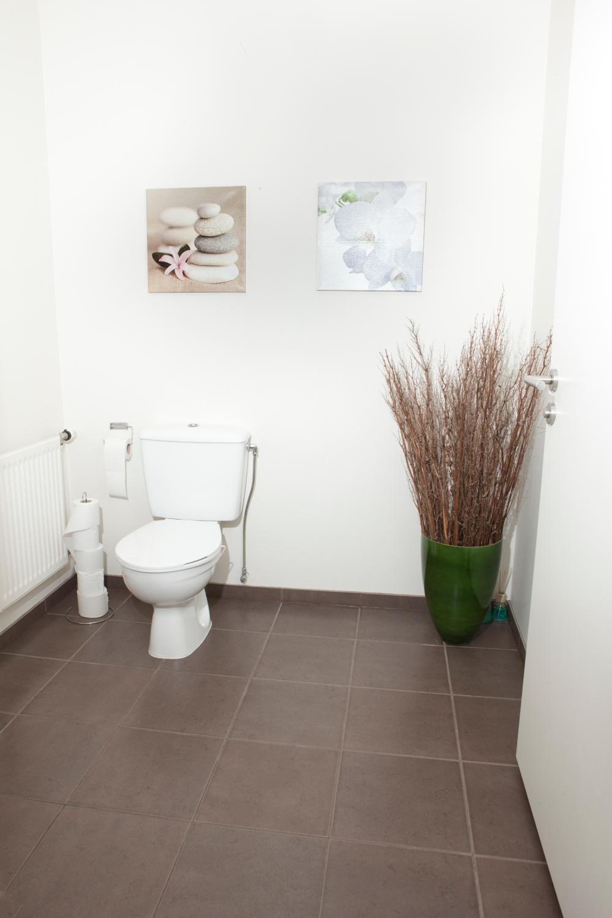 Family Room with Shared Bathroom photo 3