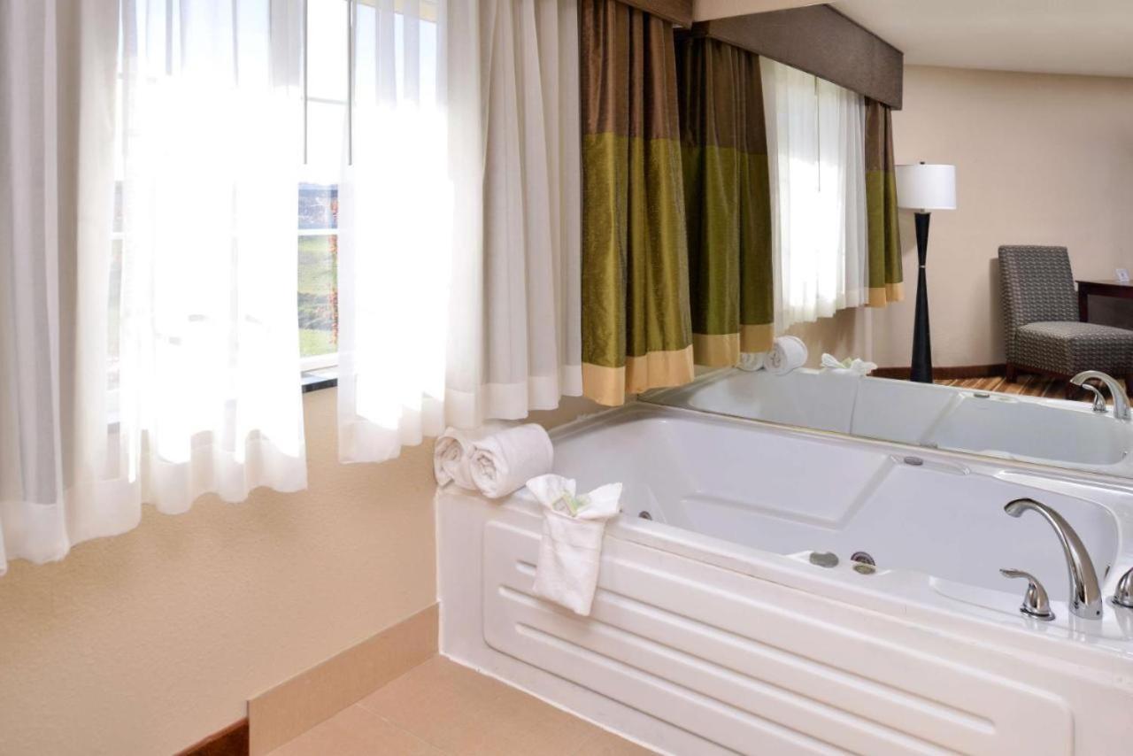 Triple Room with Whirlpool - Non Smoking - Photo 3