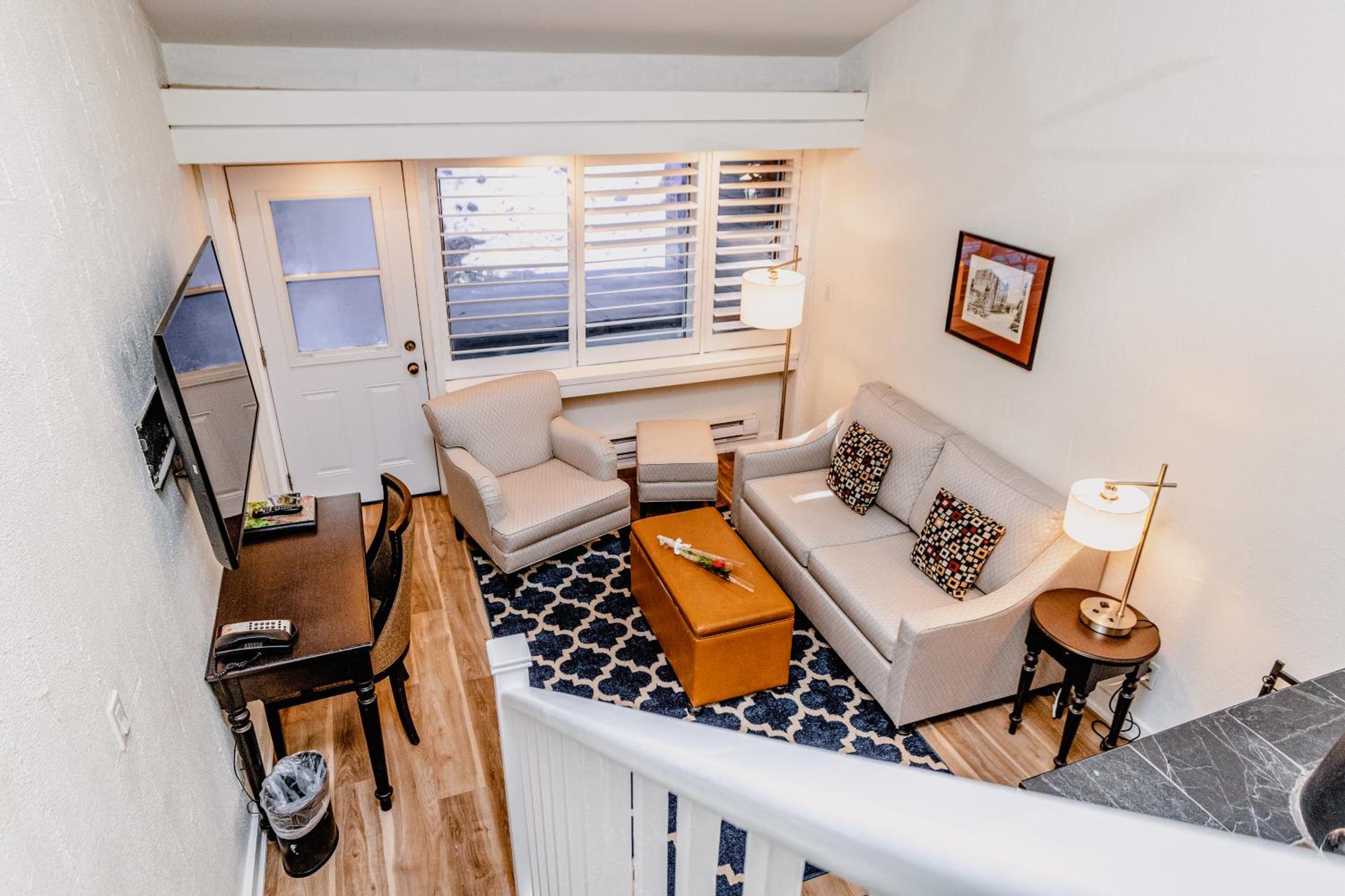 Suite with Hot Tub photo 2