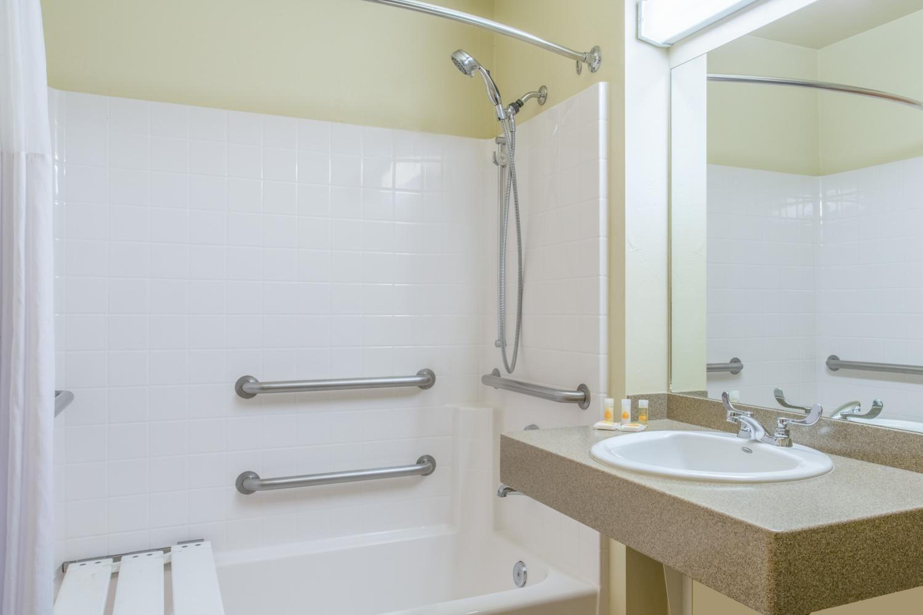King Room - Disability Access - Non-Smoking photo 2