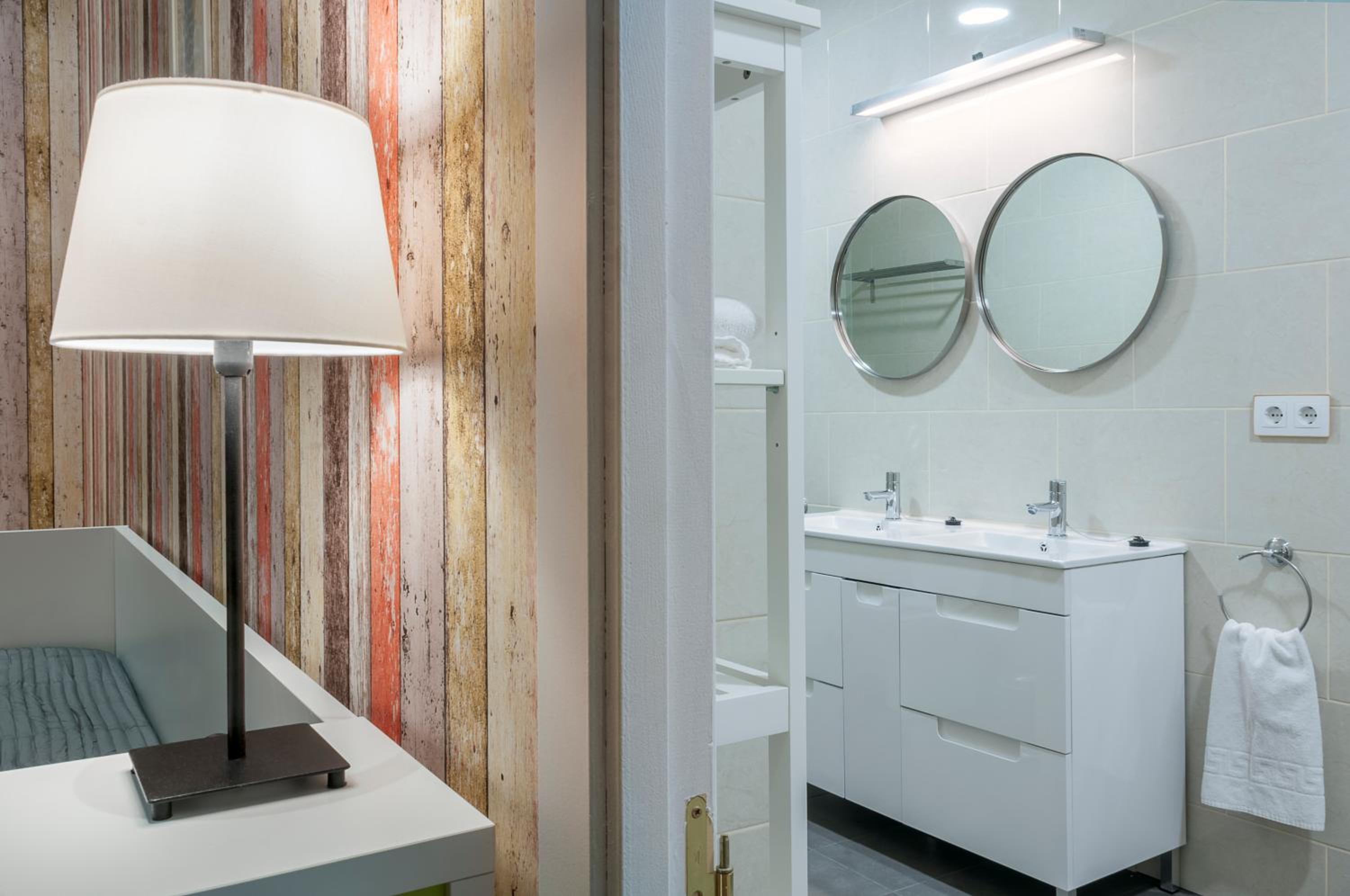 Classic Family Room with Private Bathroom photo 3