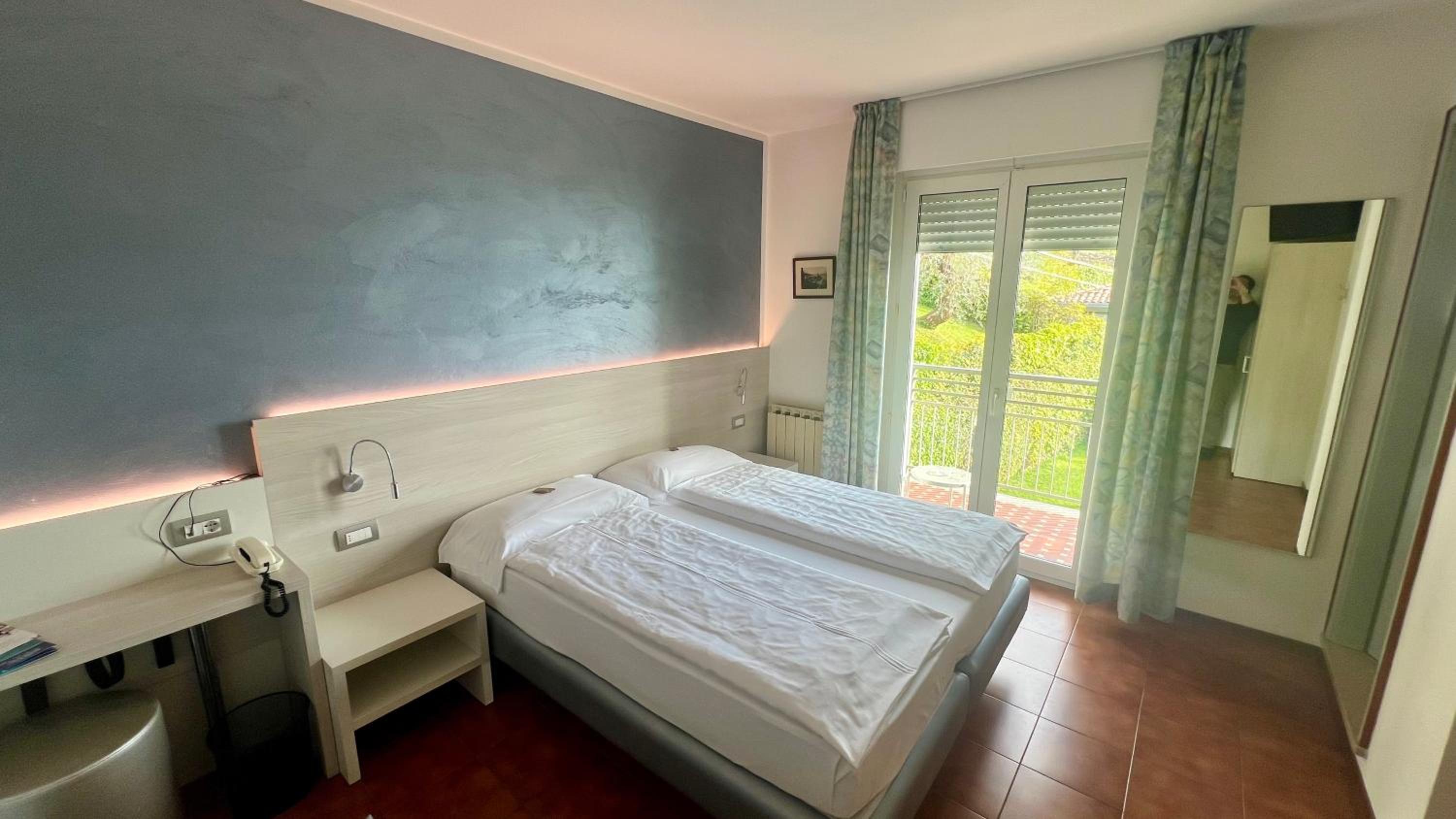 Double or Twin Room with Partial Lake View photo 2