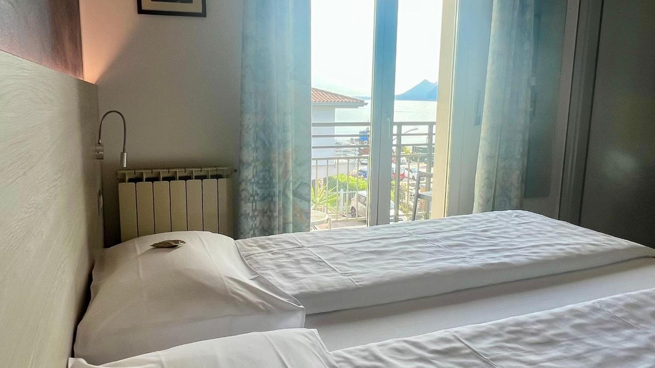 Double or Twin Room with Partial Lake View photo 3