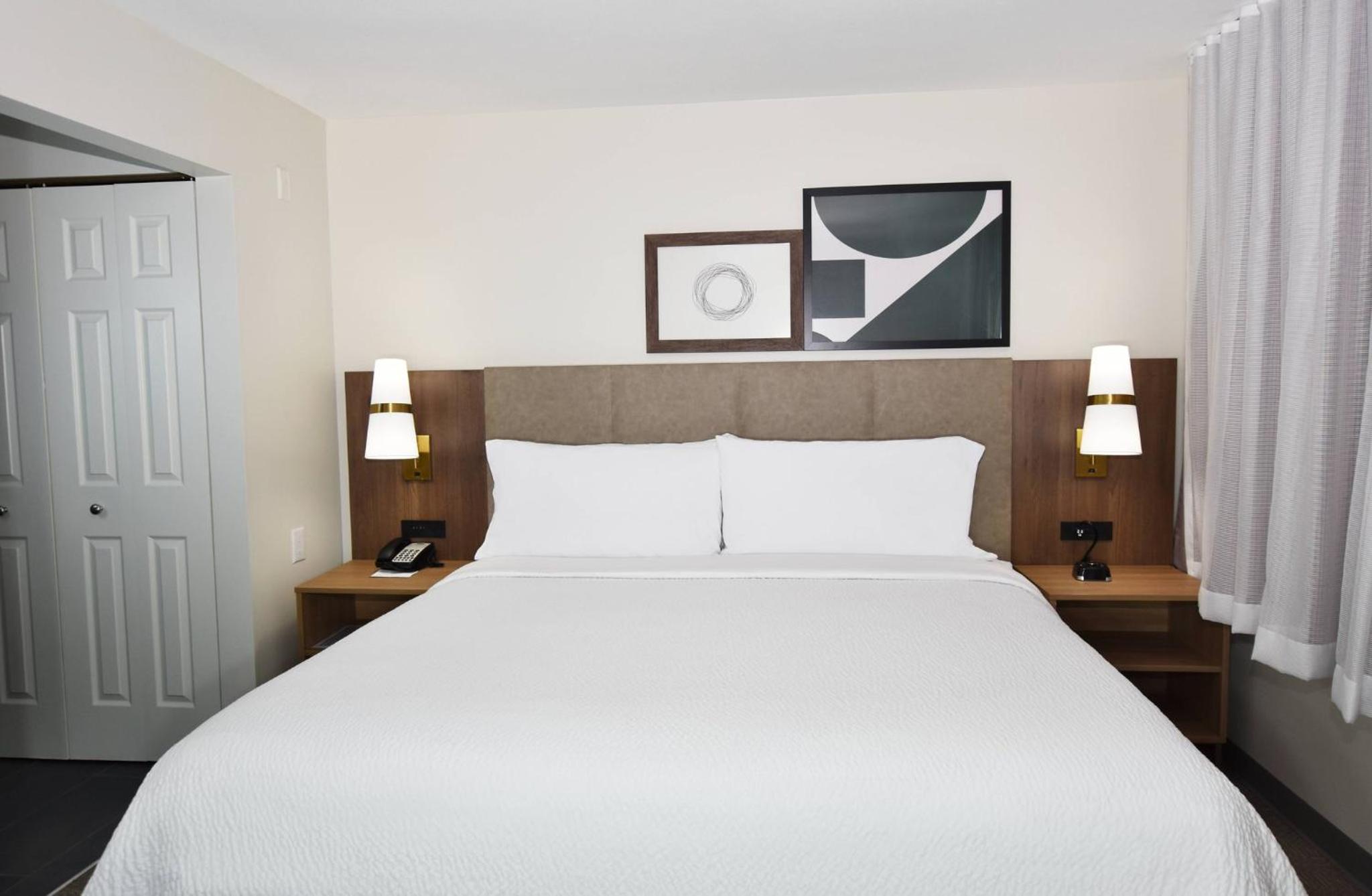 One-Bedroom Queen Suite - Photo 2