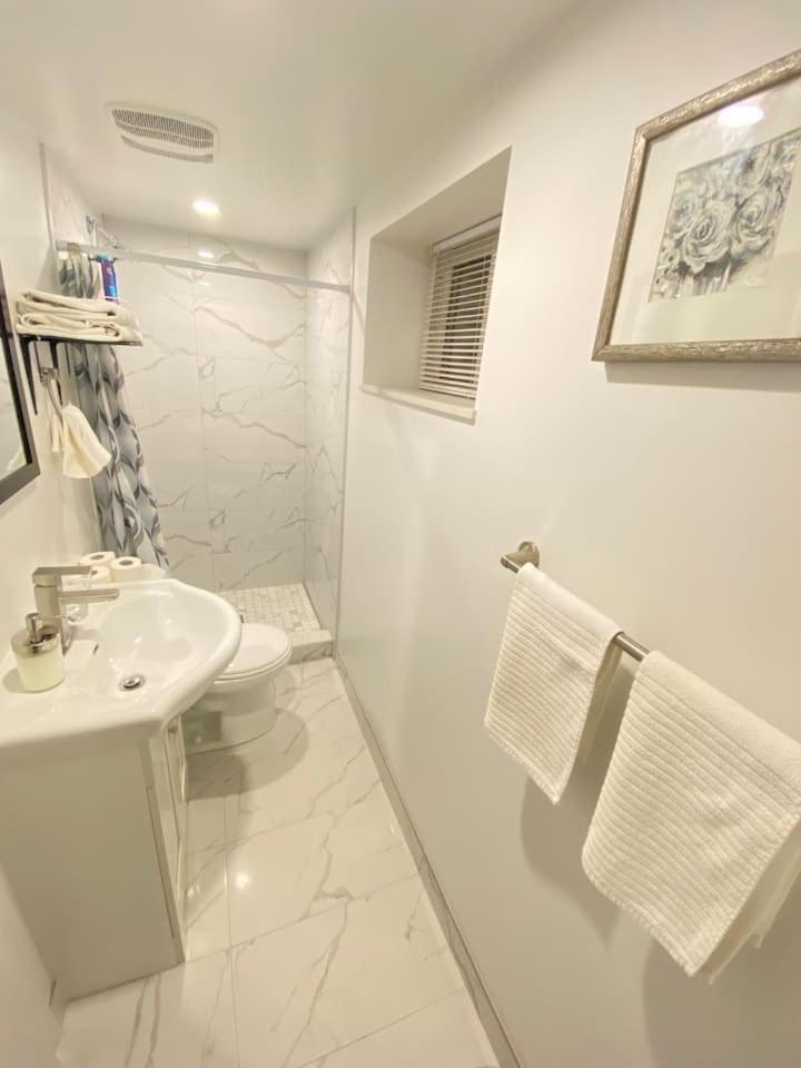 Family Room with Private Bathroom - Photo 18