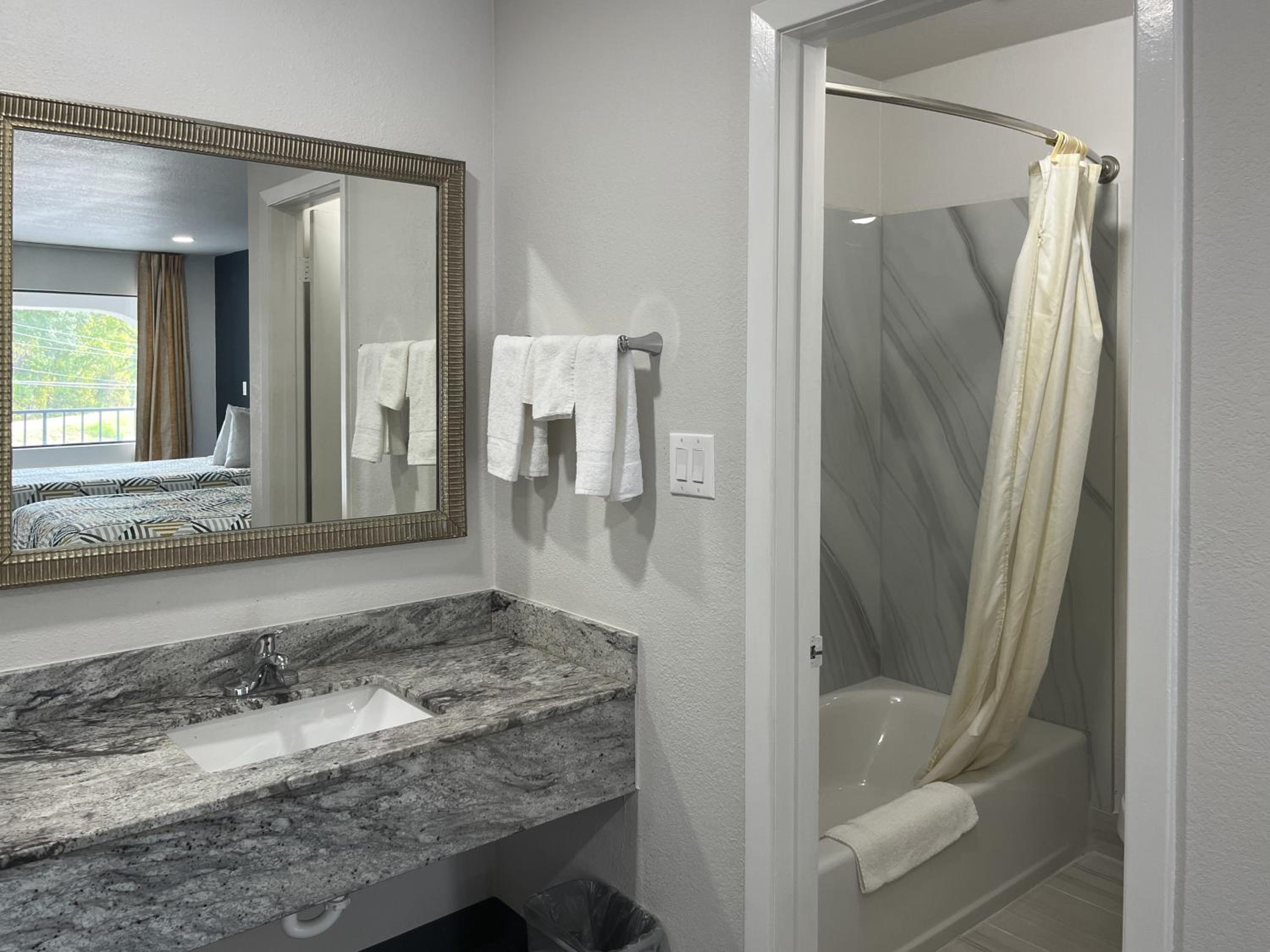King Room - Non-Smoking - Photo 1