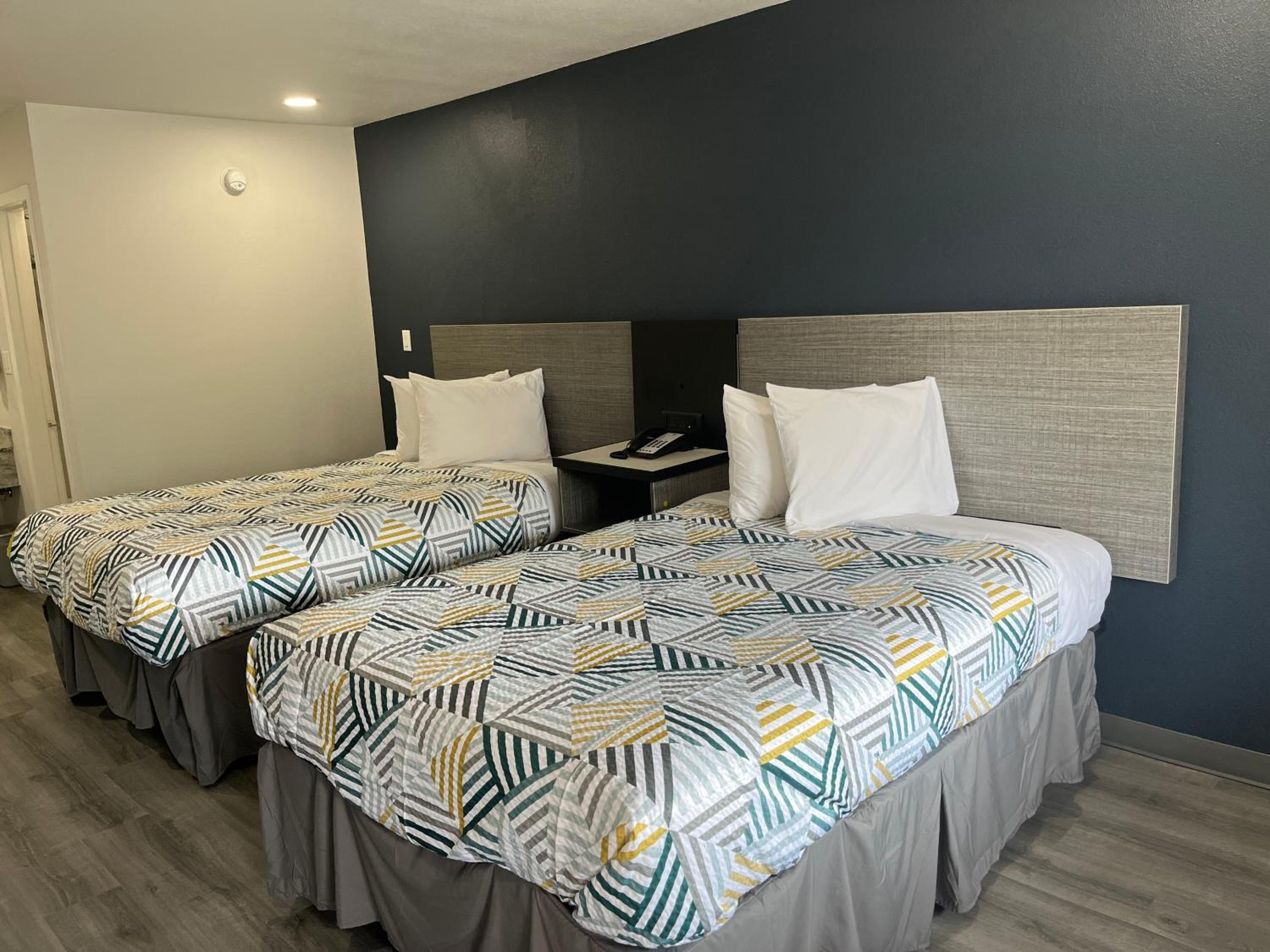 Queen Room with Two Queen Beds - Non-Smoking - Photo 1