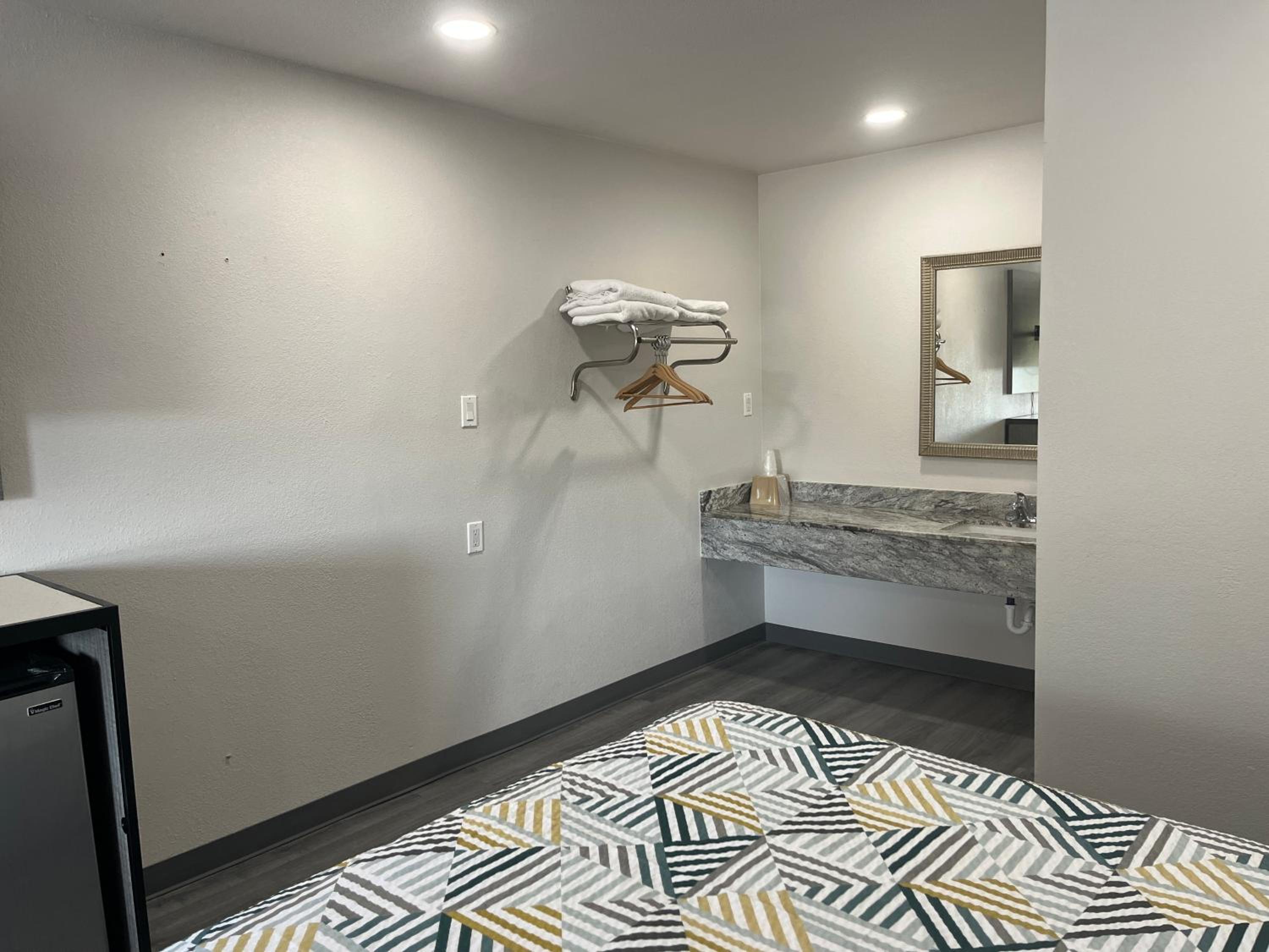 King Room - Non-Smoking - Photo 5