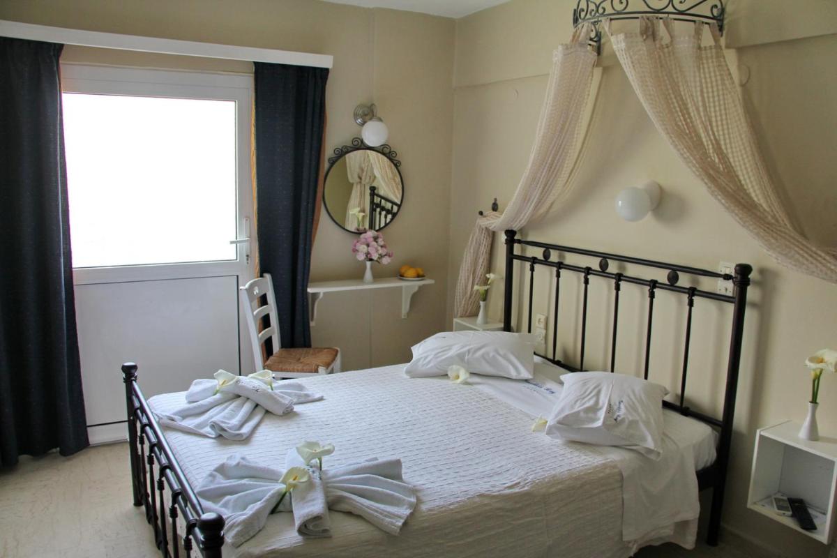 Economy Triple Room photo 2