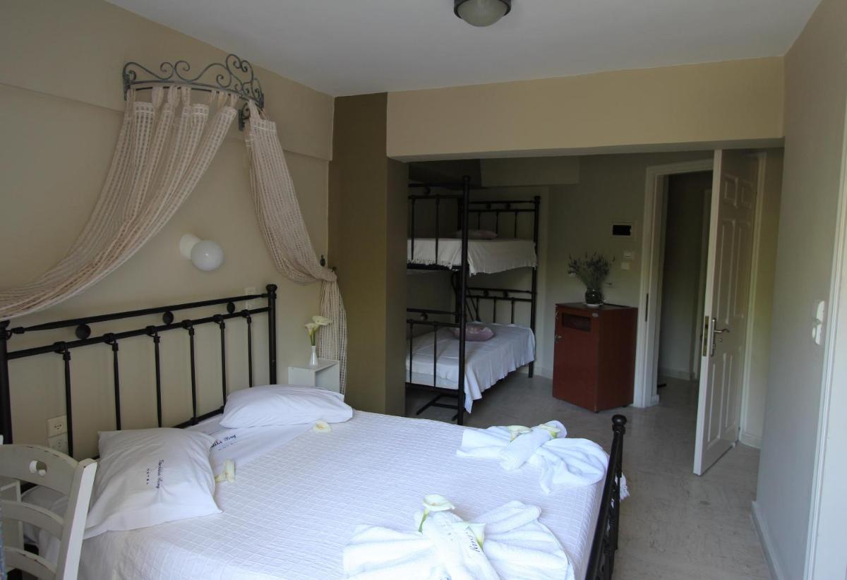 Economy Triple Room photo 3