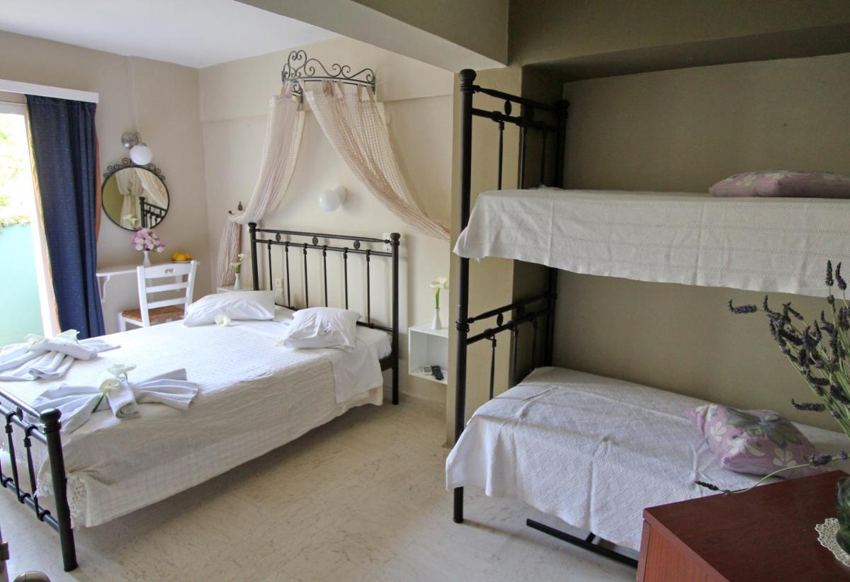 Economy Triple Room photo 1