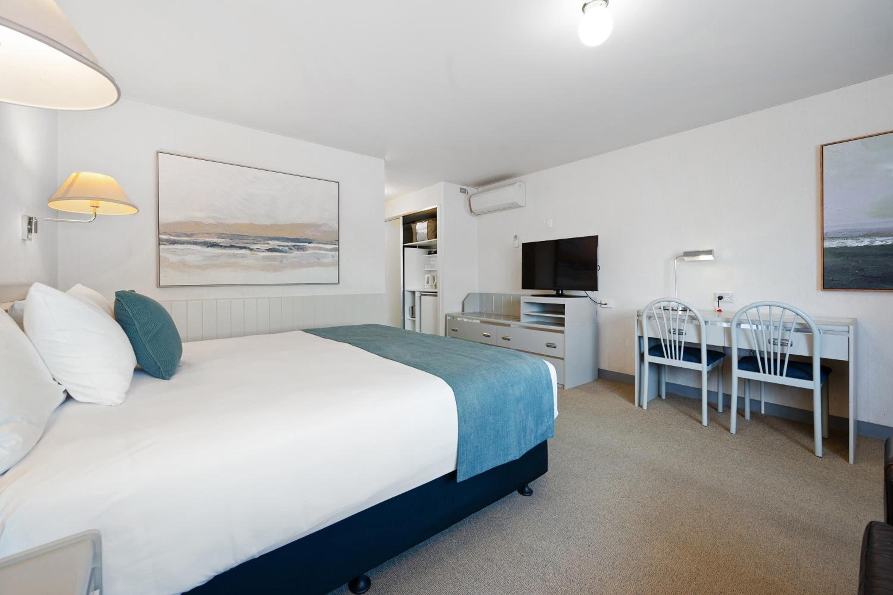 King Room - Non Smoking - Photo 3