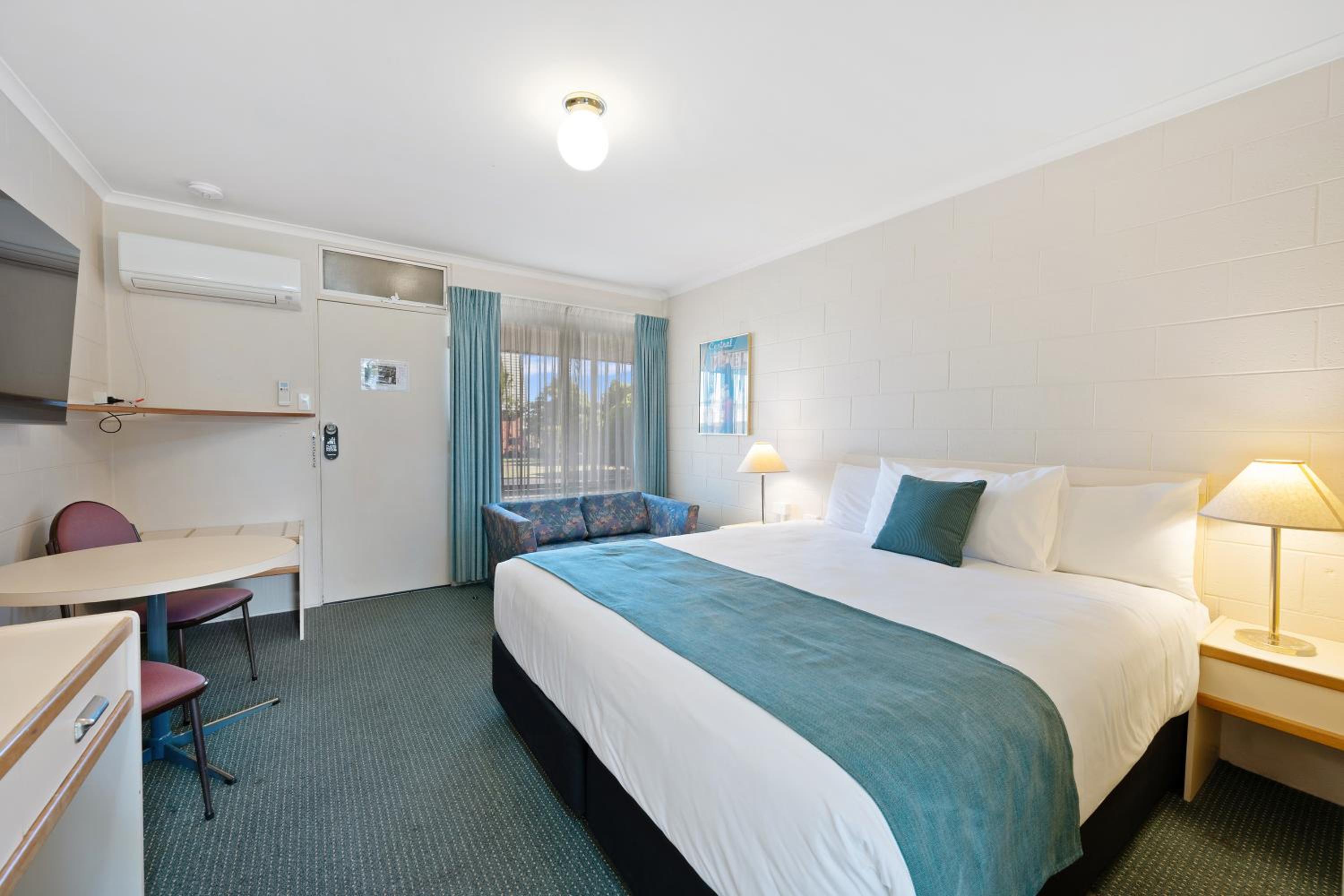 Quadruple Room with King Bed and Queen Bed - Non Smoking - Photo 4