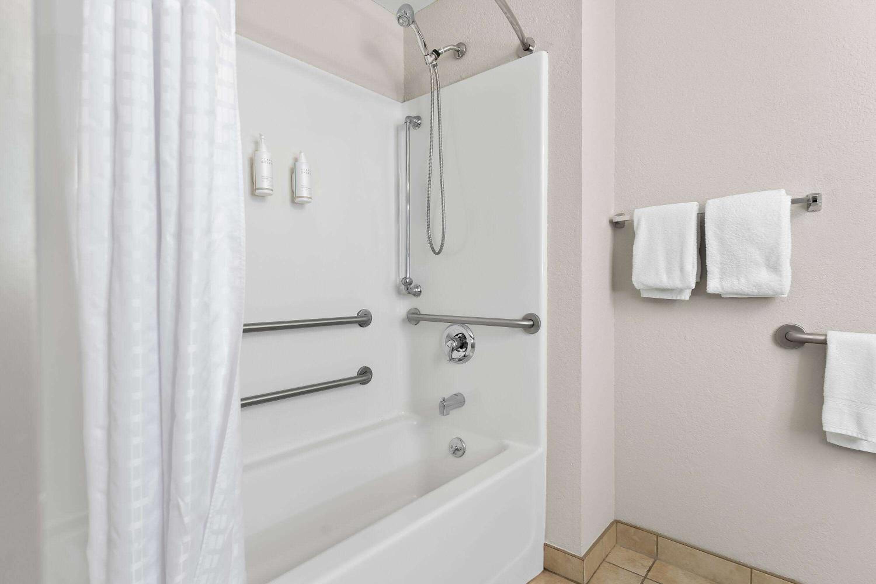 Queen Room - Mobility Access/Non-Smoking - Photo 1