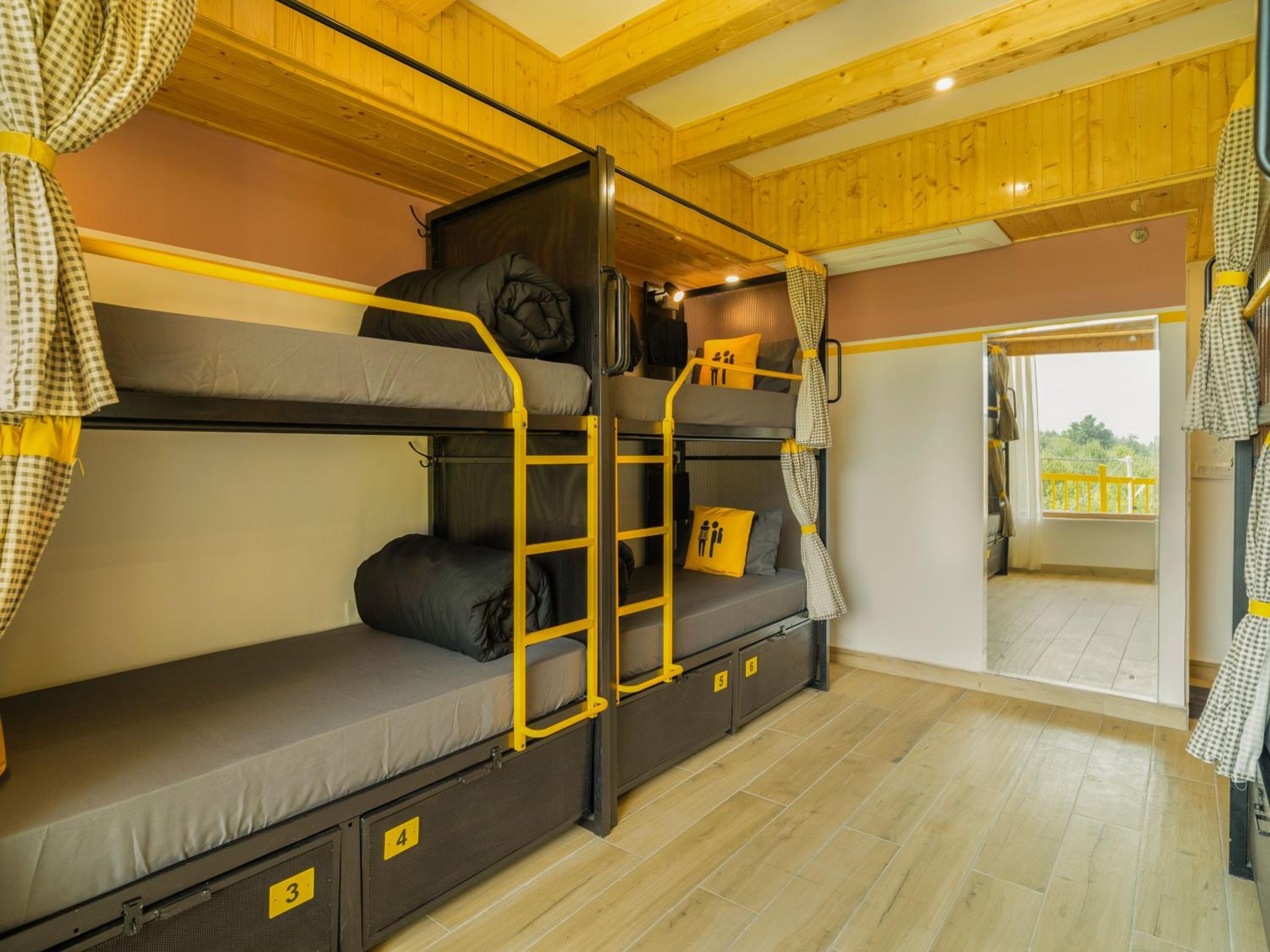 Bed in 6 Bed Mixed Dormitory with Balcony photo 2