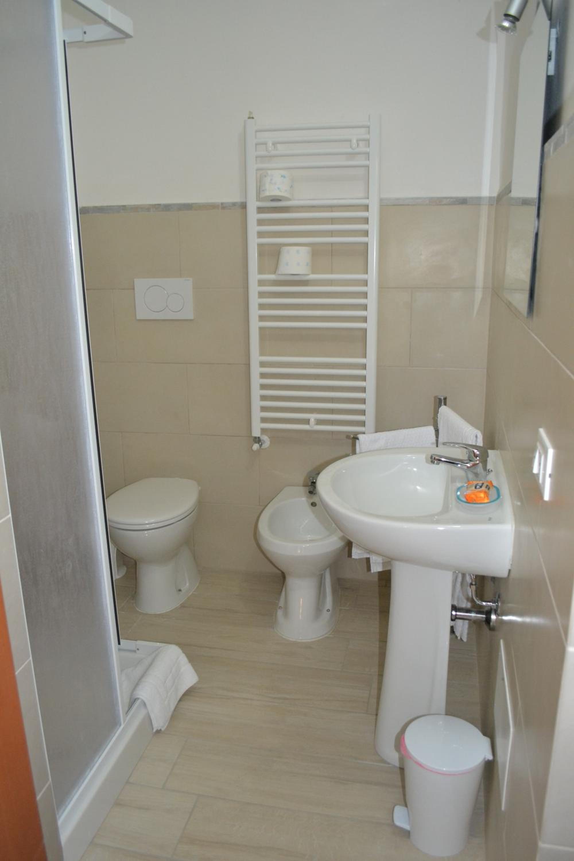 Standard Double Room - Photo 7