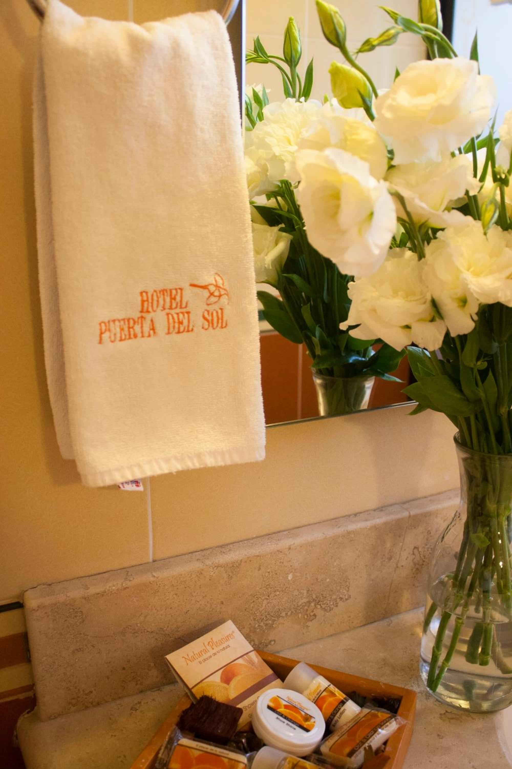 Large Double Room - Photo 4