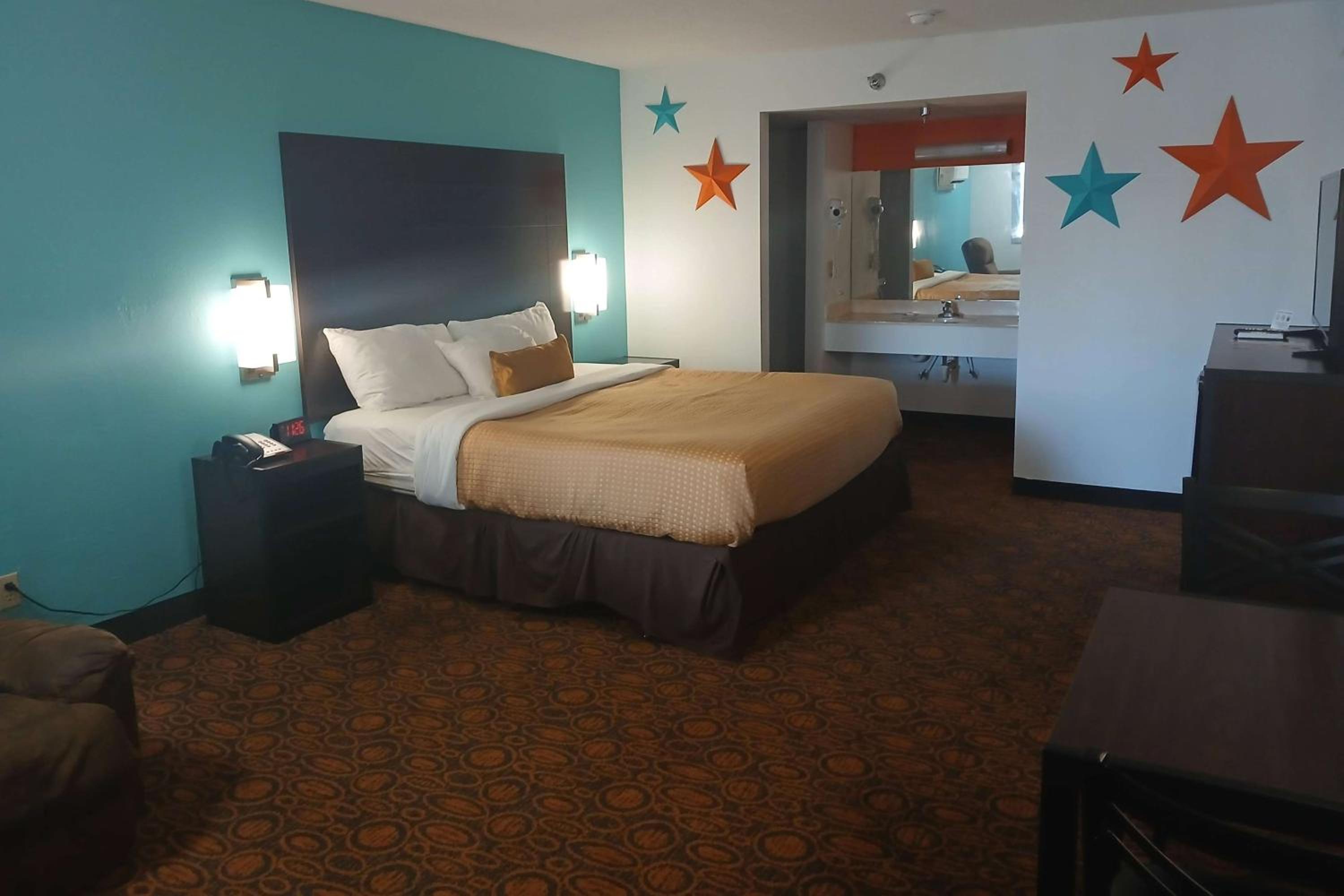 Deluxe King Room - Non-Smoking - Photo 1
