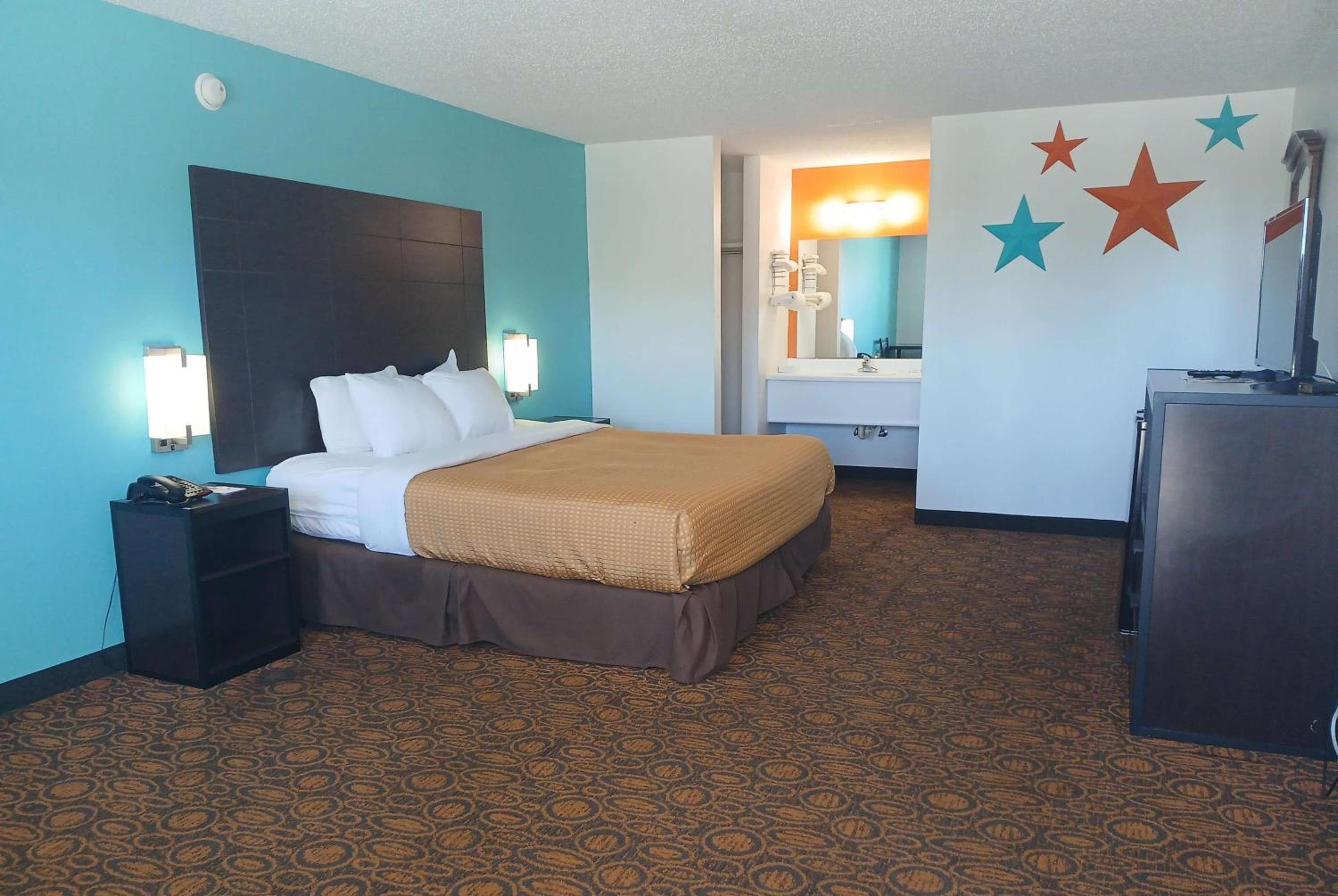 King Room - Non-Smoking - Photo 2