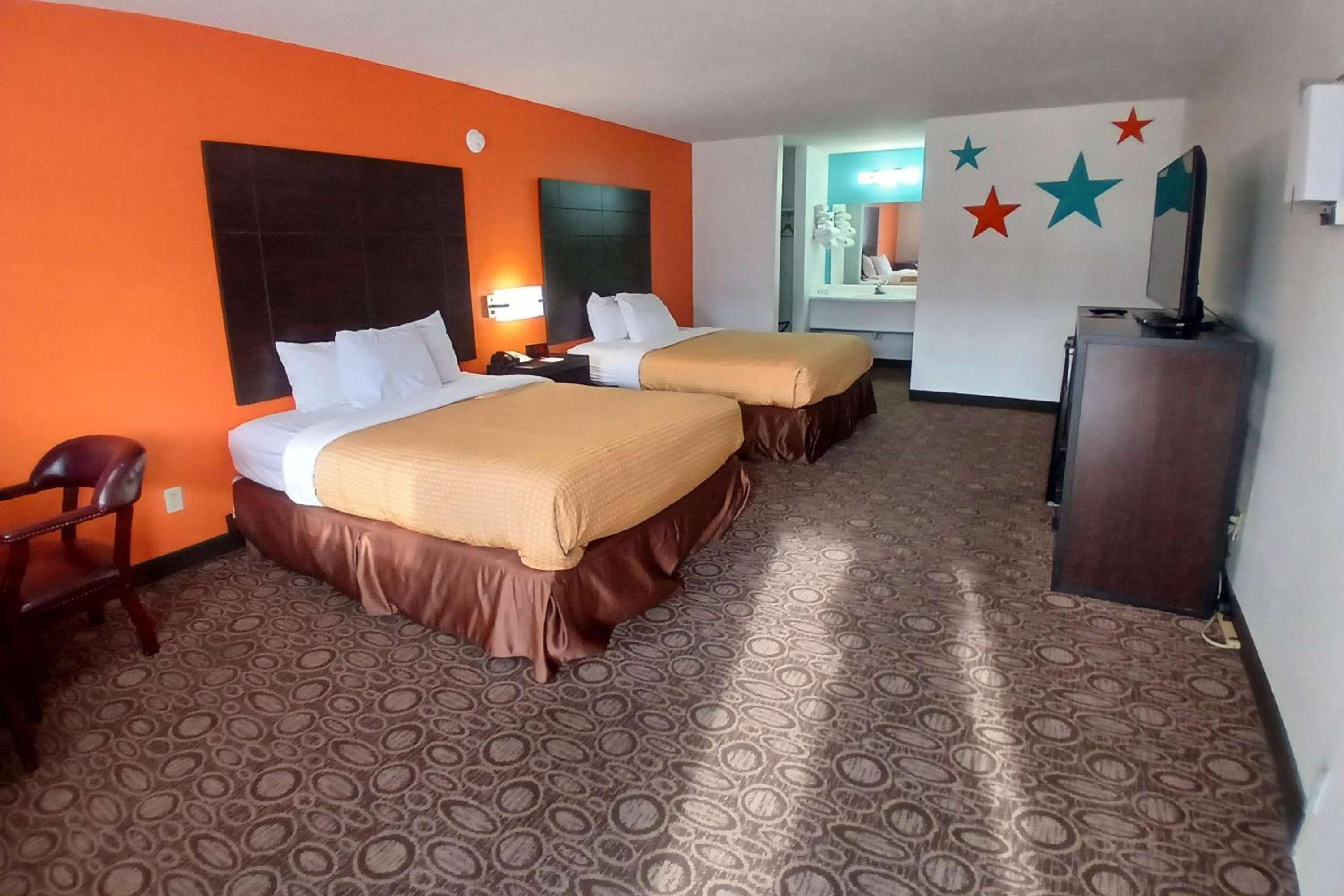 Queen Room with Two Queen Beds - Non-Smoking - Photo 1