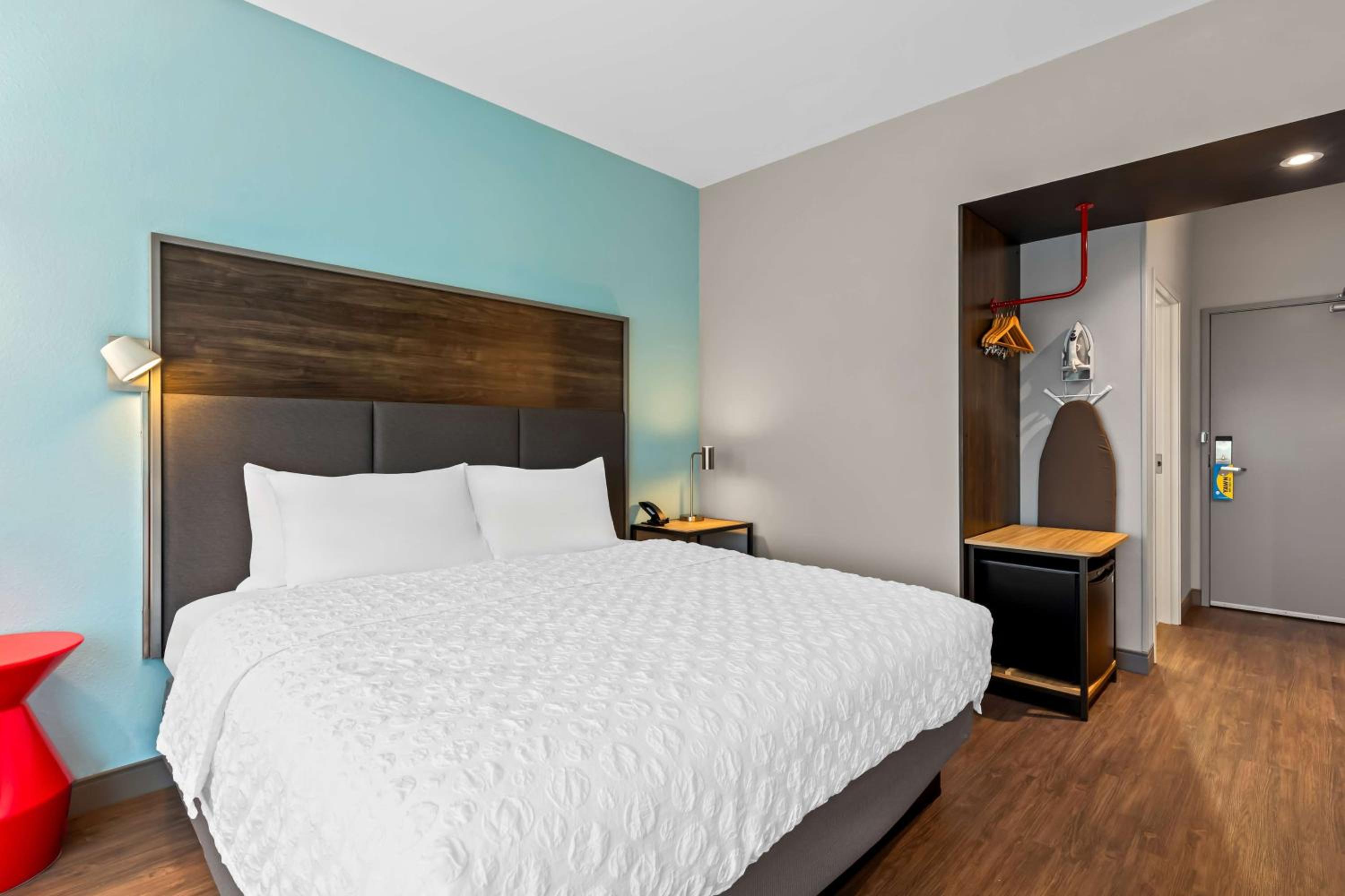 King Room With Walk-In Shower - Photo 2