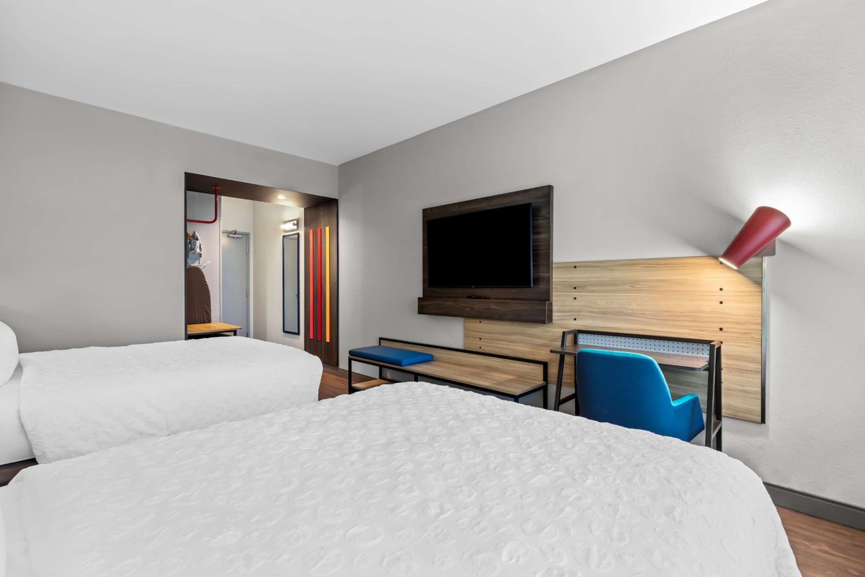 Queen Room with Two Queen Beds and Walk-In Shower - Photo 3