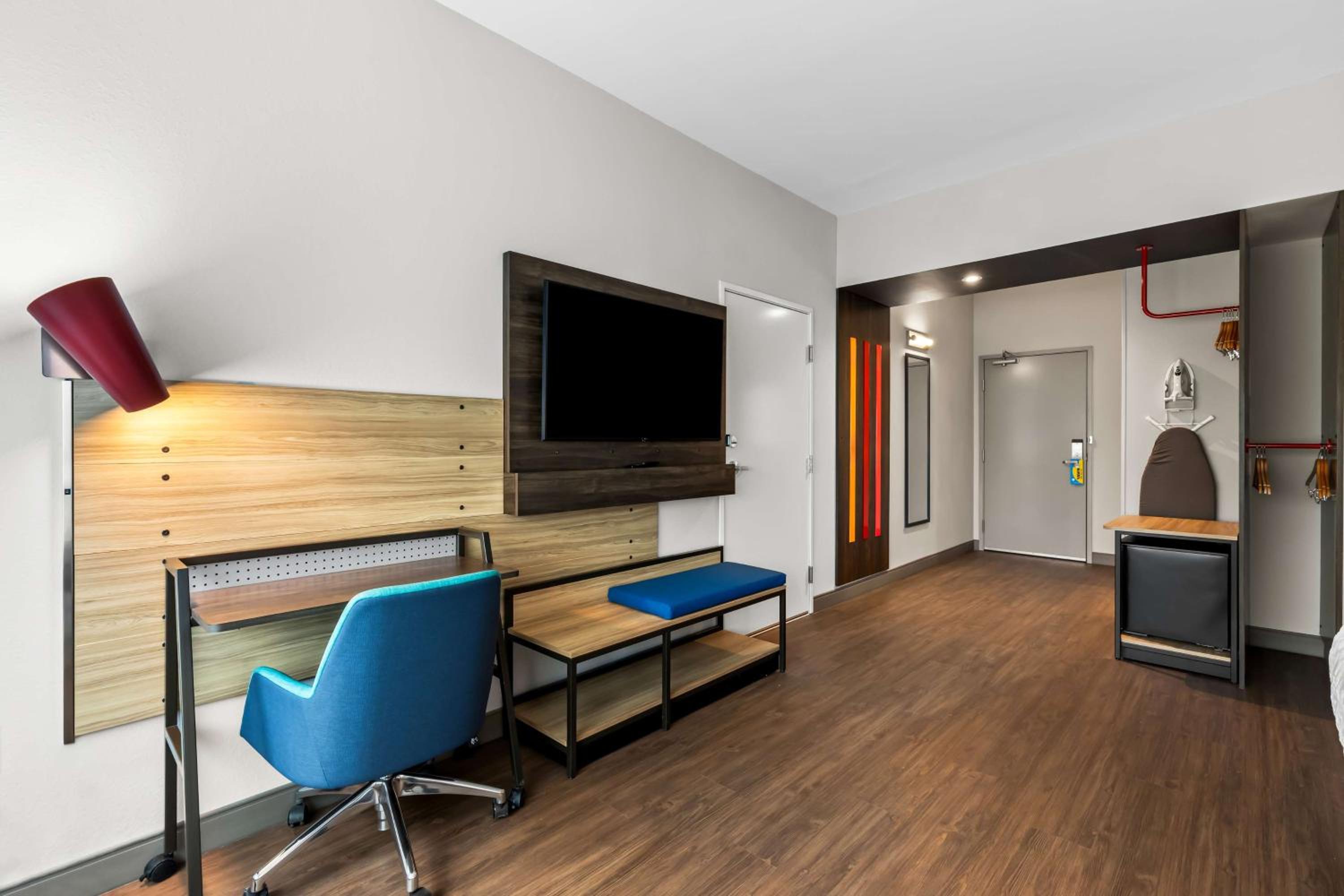 King Room with Bath Tub - Mobility Access - Photo 2