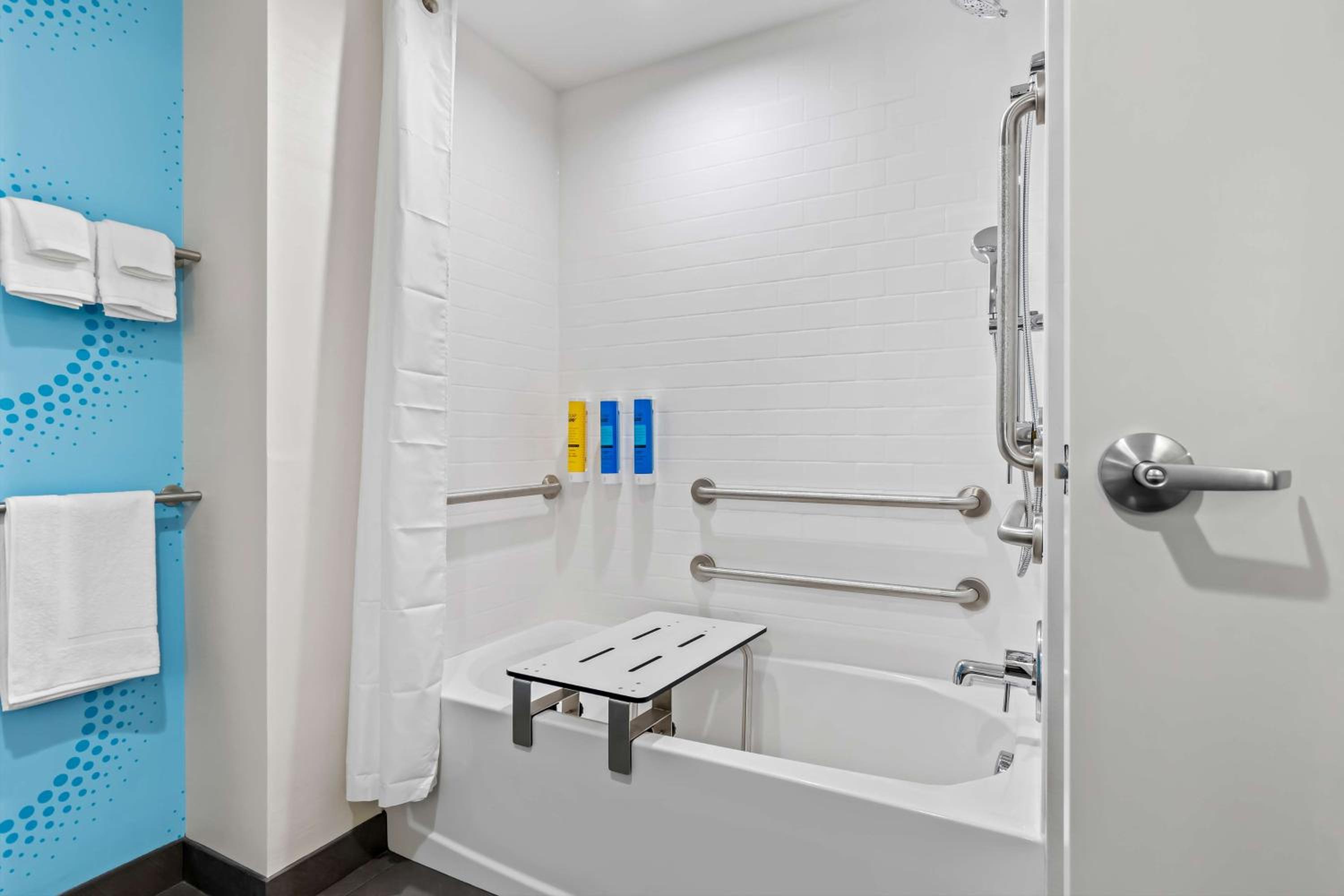 King Room with Bath Tub - Mobility Access - Photo 3