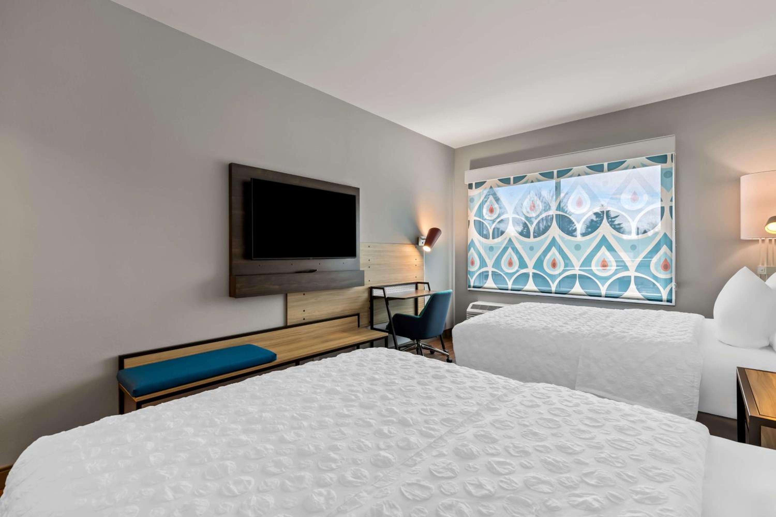 Queen Room with Two Queen Beds and Walk-In Shower - Photo 5