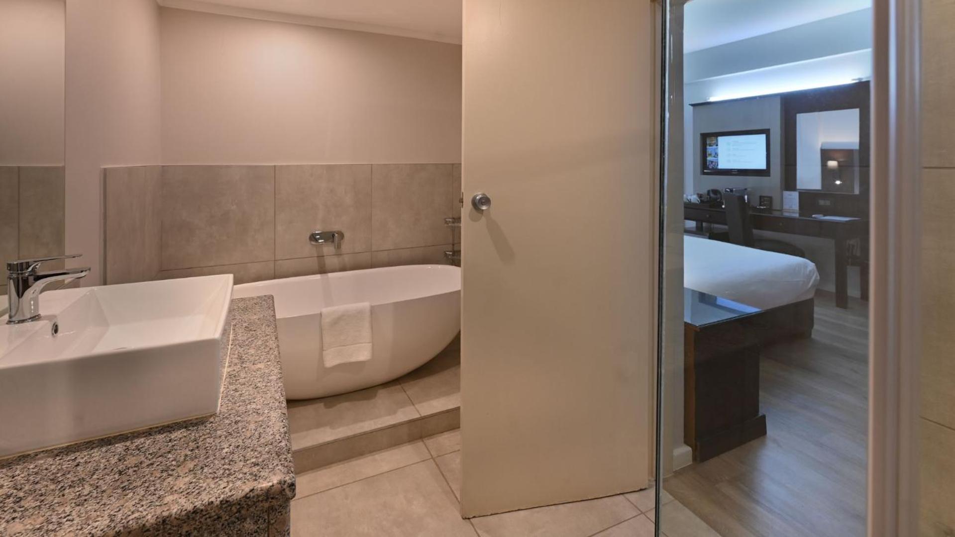 Deluxe Suite - Photo 6