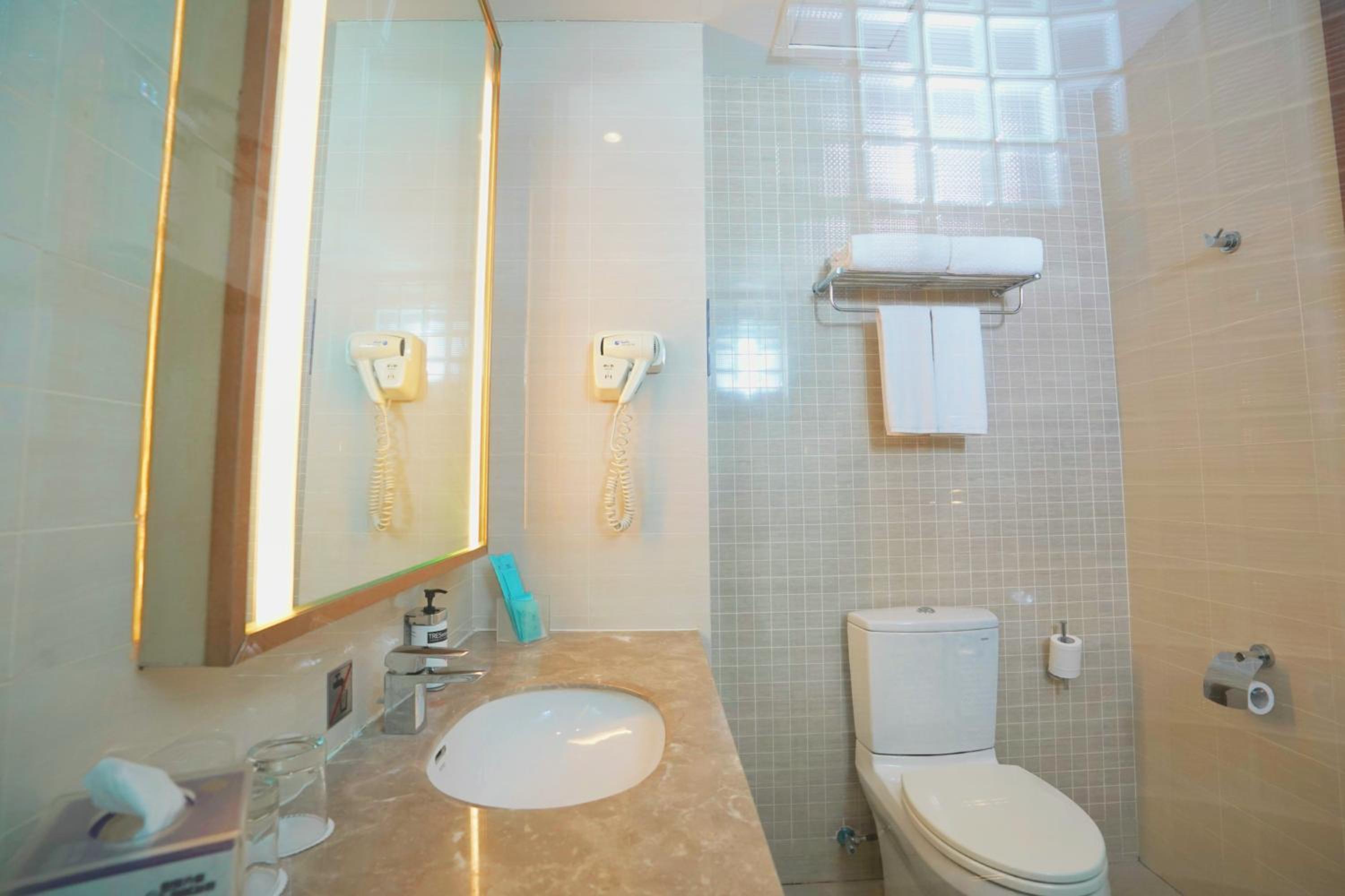 Queen Room with Atrium View photo 2