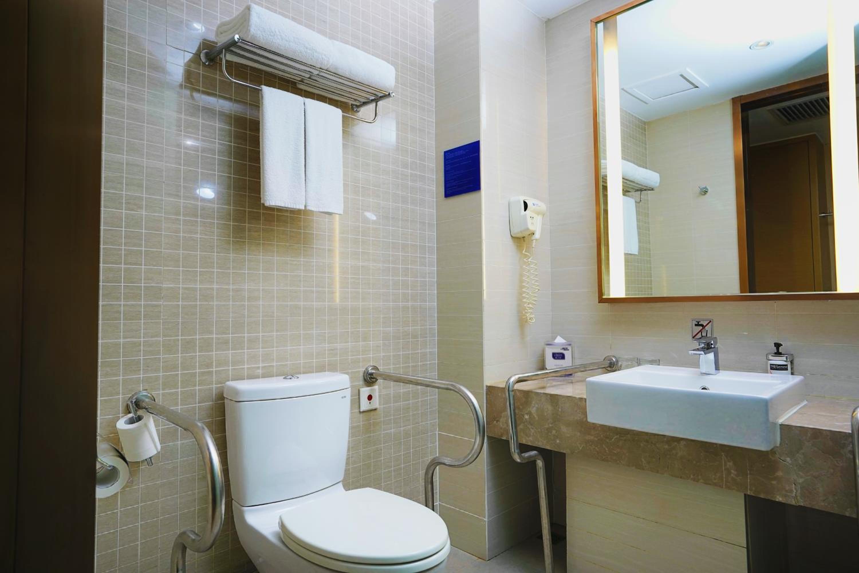 Standard Queen Room - Disability Access photo 2
