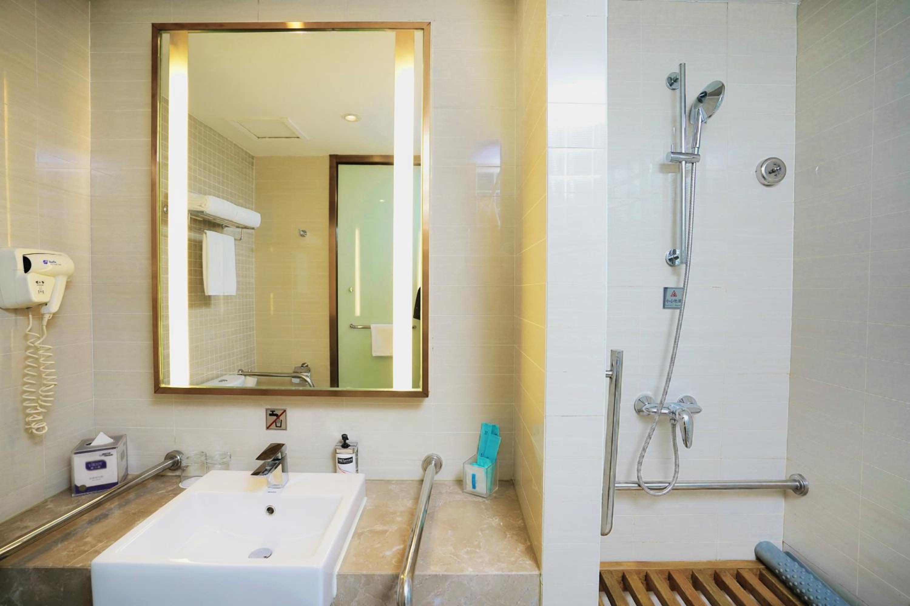 Standard Queen Room - Disability Access photo 3