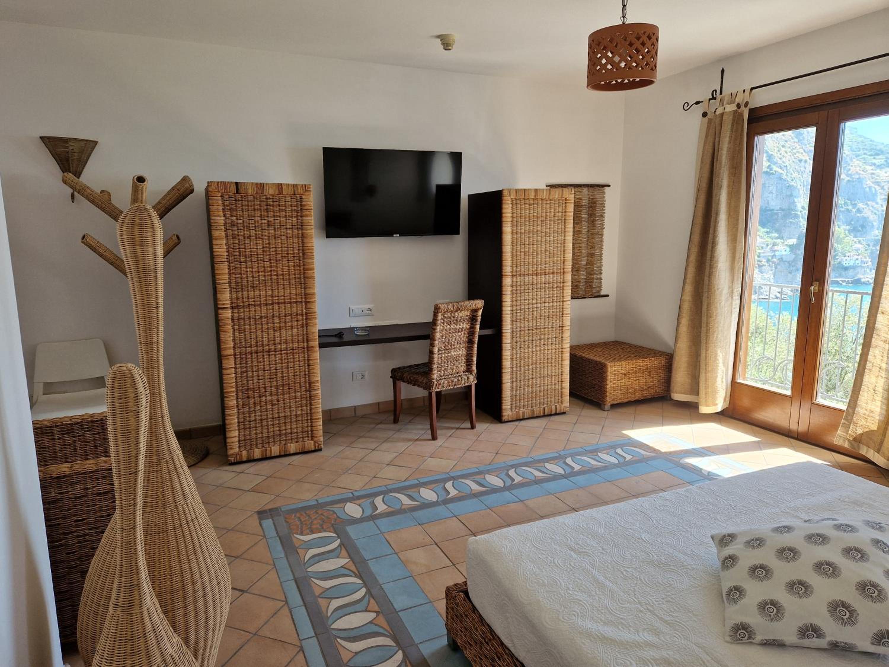 Deluxe Double Room with Spa Bath and Sea View photo 3