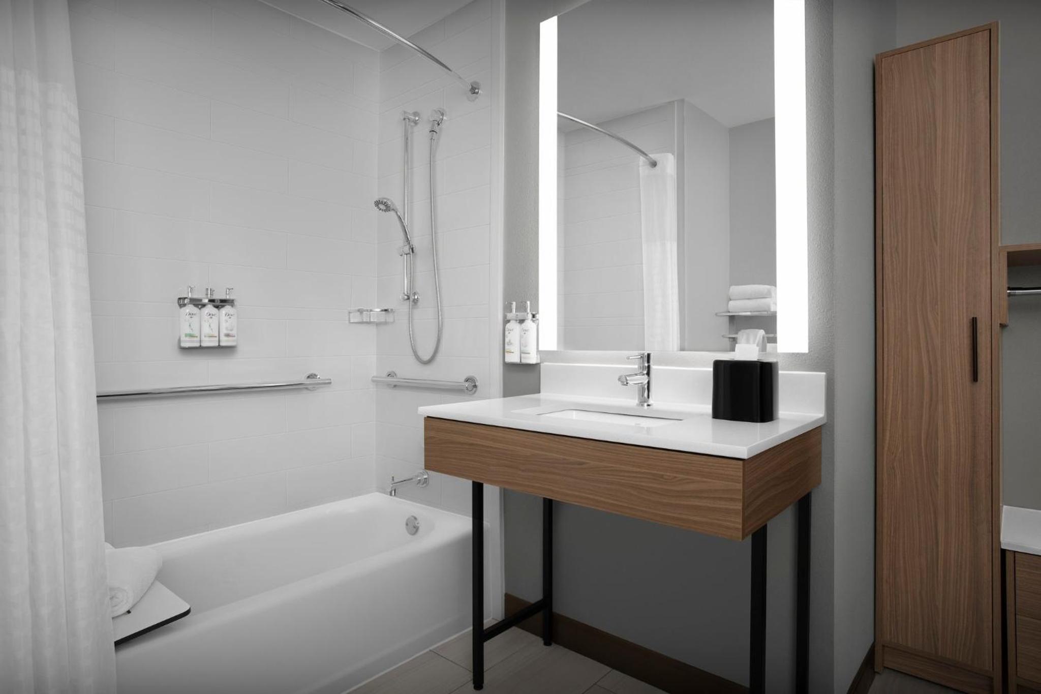 Queen Studio Suite with Bath Tub - Mobility Accessible - Non-Smoking - Photo 1