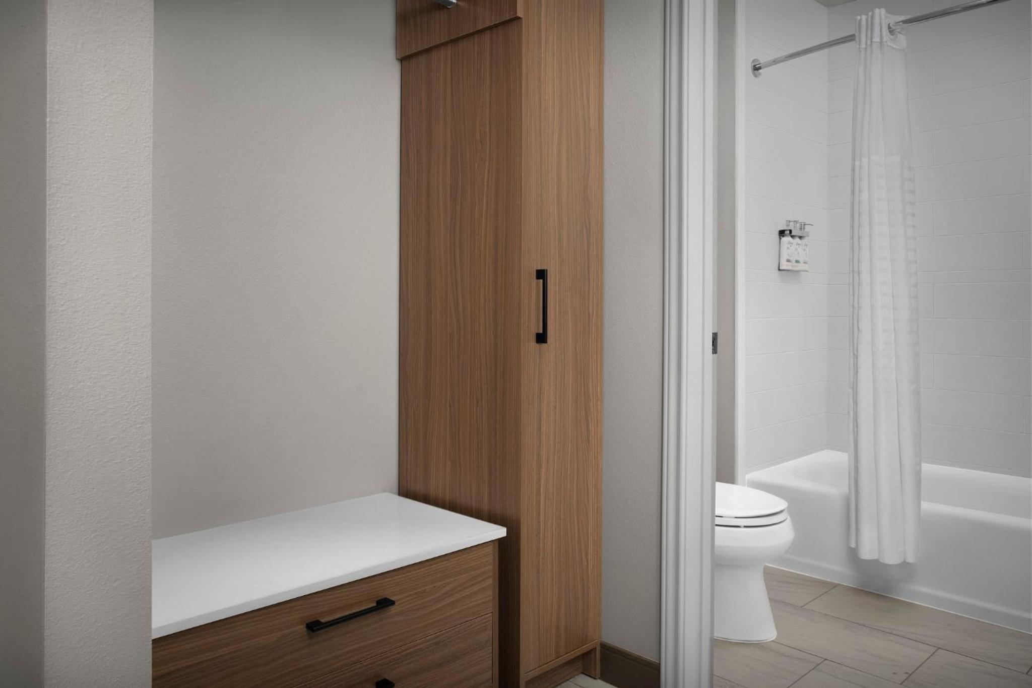 Queen Studio Suite with Bath Tub - Mobility Accessible - Non-Smoking - Photo 6