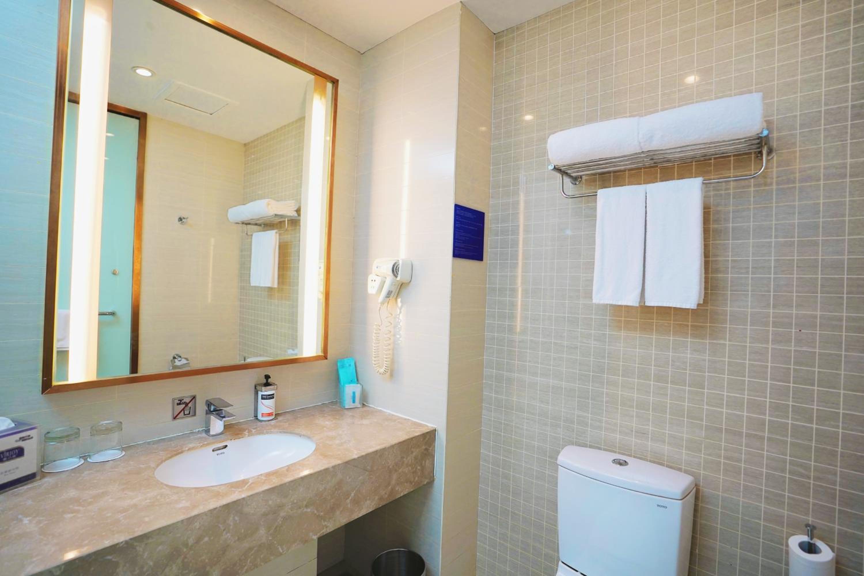 Queen Room with Atrium View photo 3